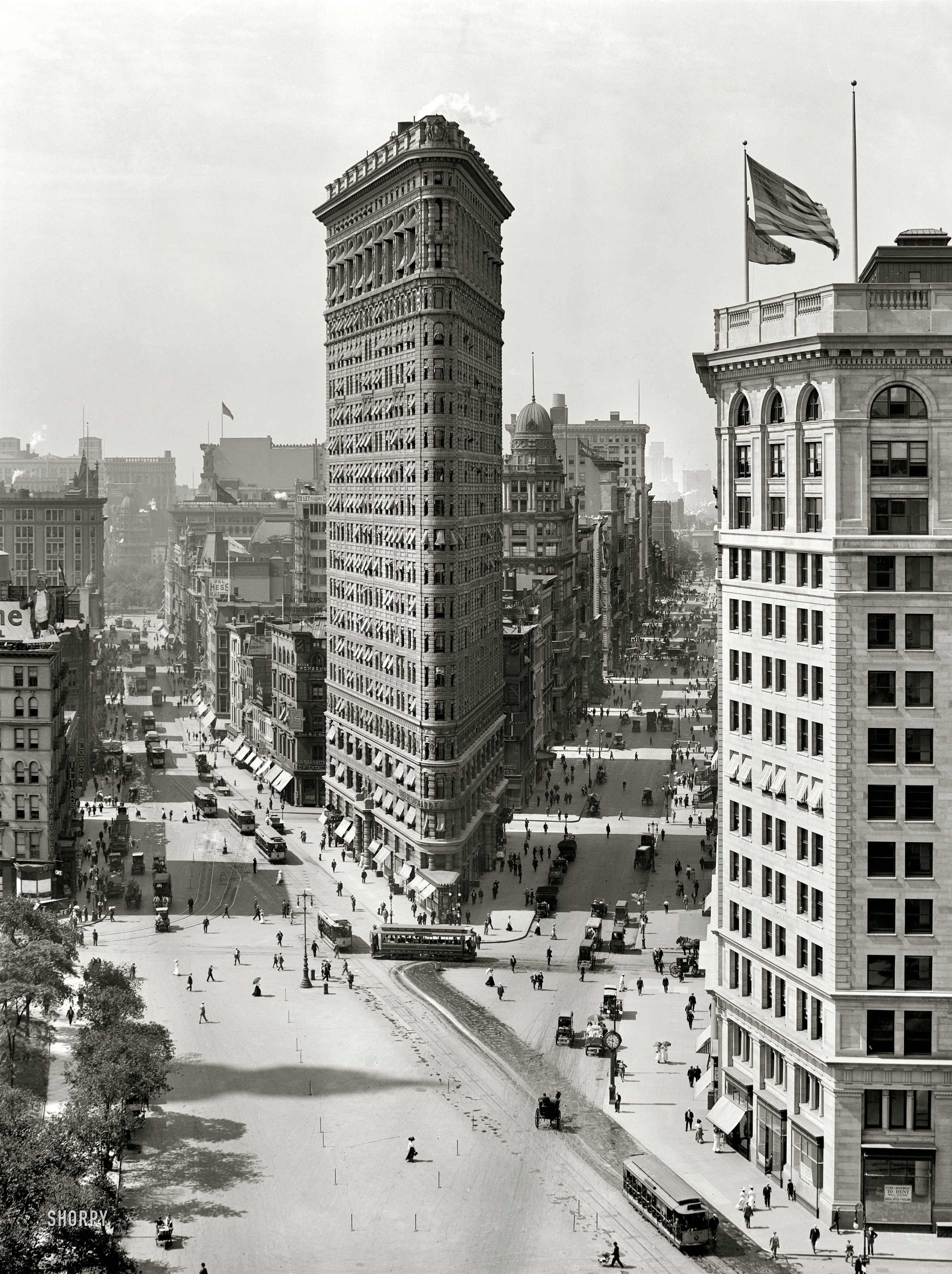1909 年的 Flatiron Building，Broadway 与第五大道交汇处的三角地块