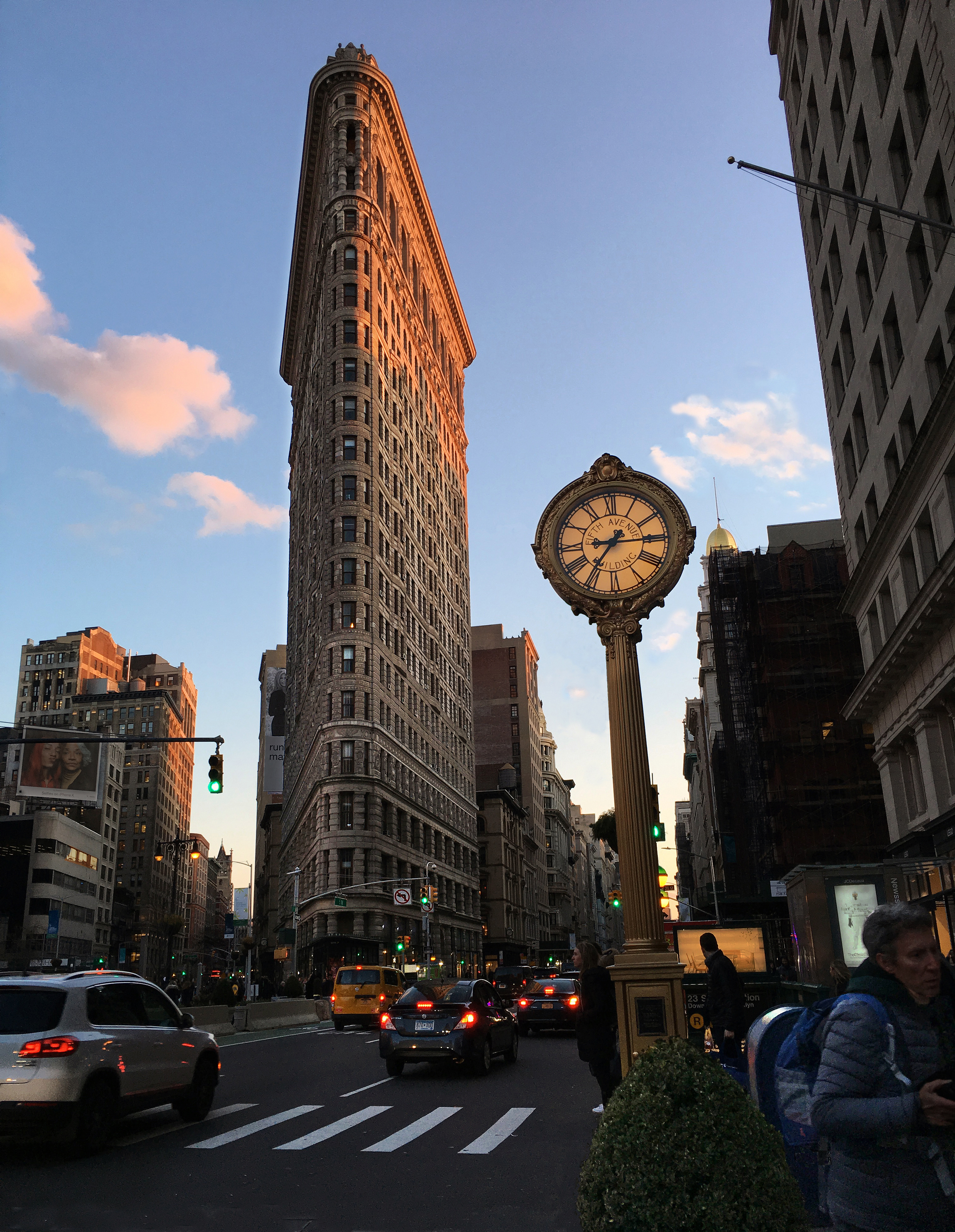 当代 Flatiron Building，行人、汽车和自行车在三角地周围流动