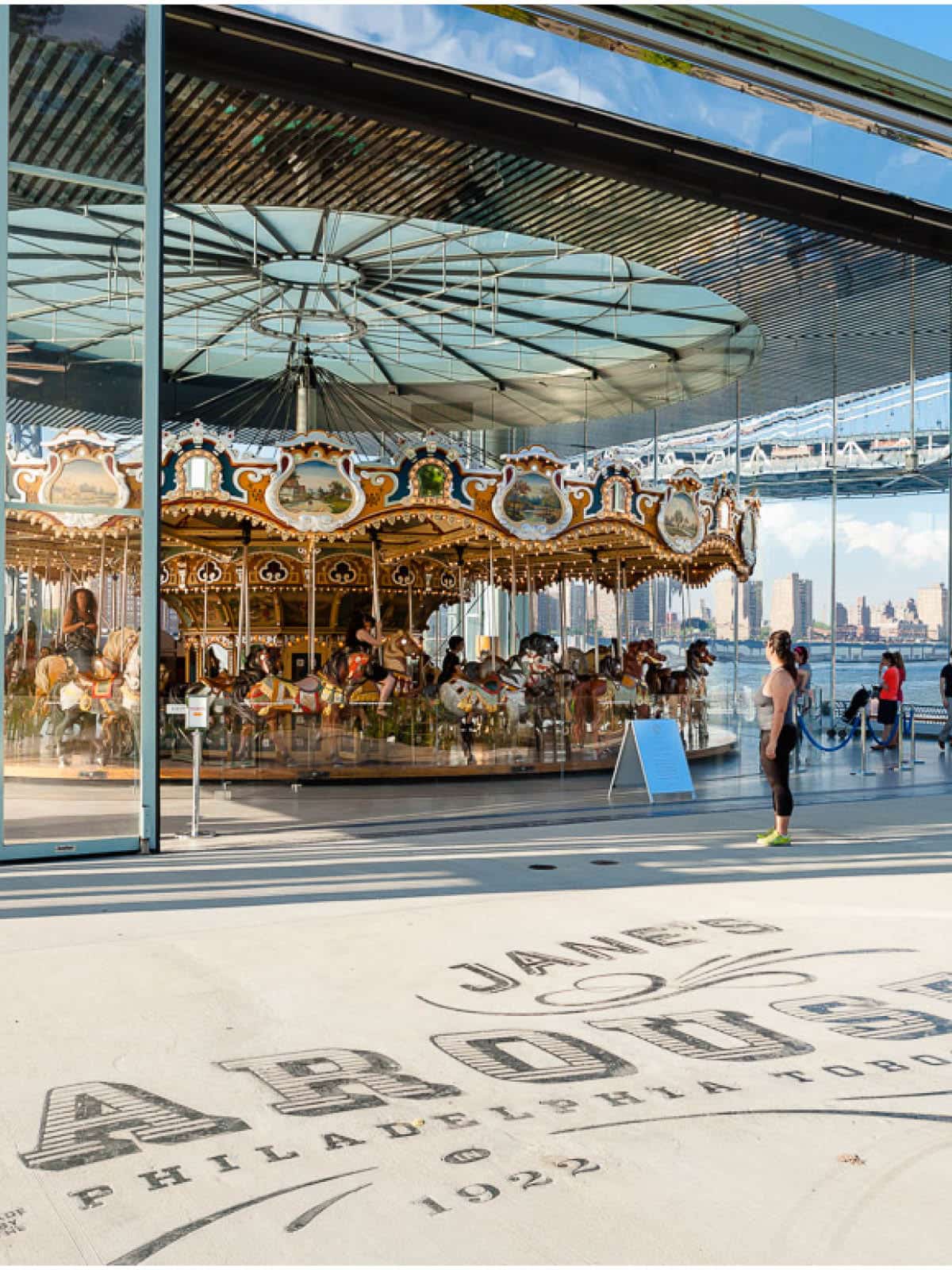 Jane's Carousel 玻璃 pavilion 与 Brooklyn Bridge 同框