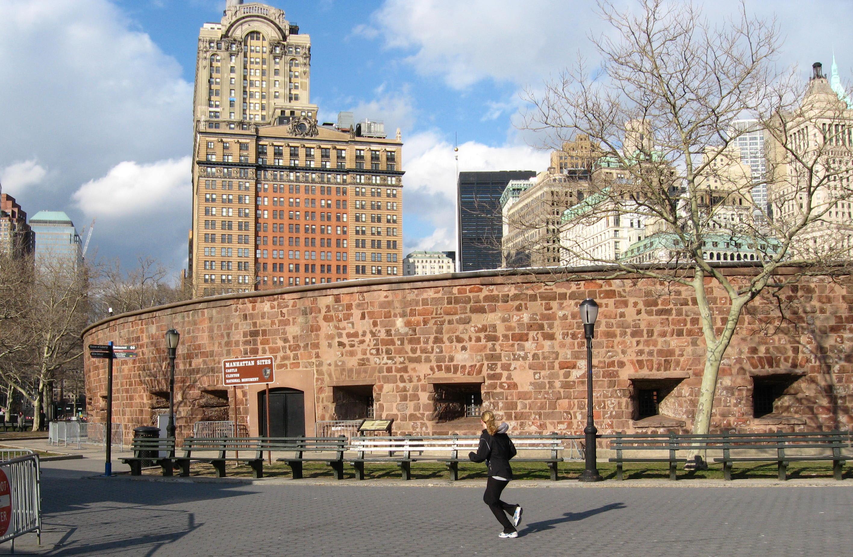 Castle Clinton 冬季外墙，可观察到修复后的红砂岩砌体