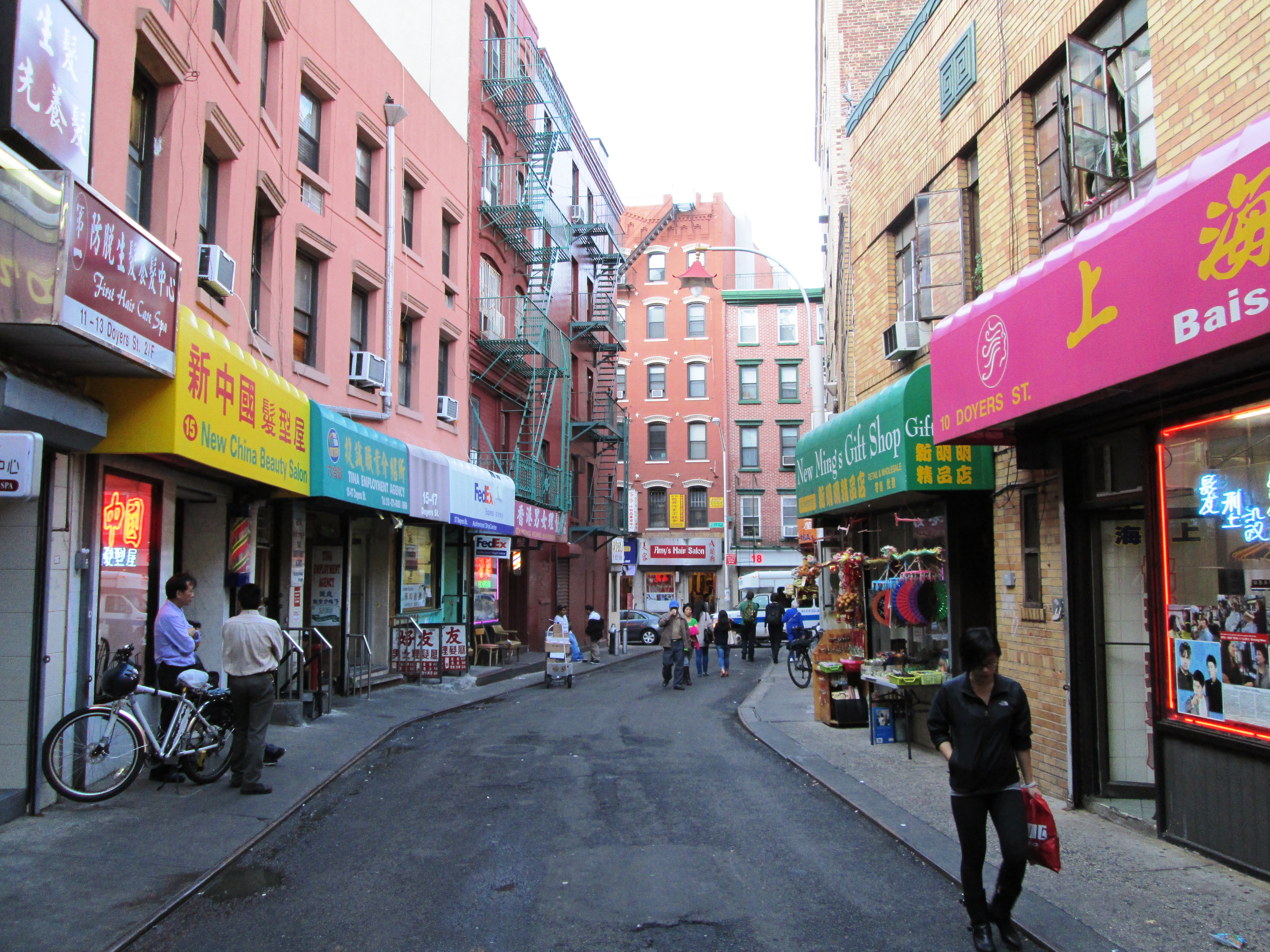 Doyers Street 的急弯和密集招牌
