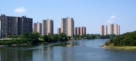 Co-op City 从东侧 Hutchinson River 方向看到的塔楼轮廓