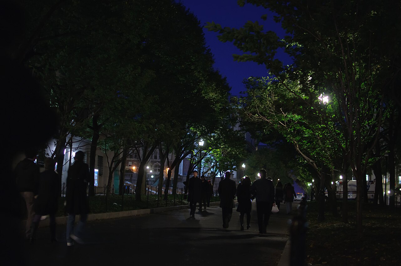 College Walk 从 Broadway 入口看向校园内部