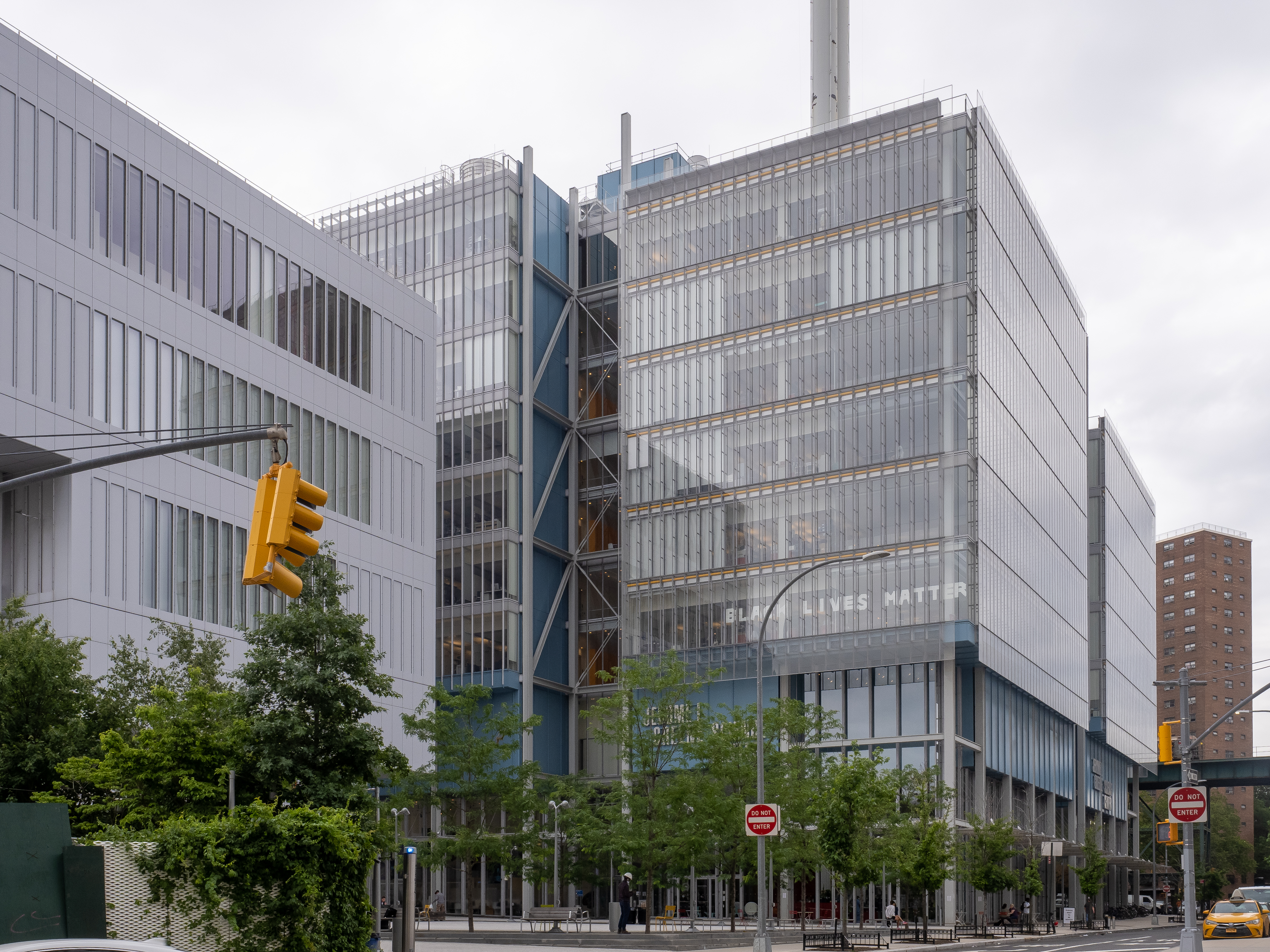 Jerome L. Greene Science Center 的玻璃幕墙在 Broadway 街面层完全通透