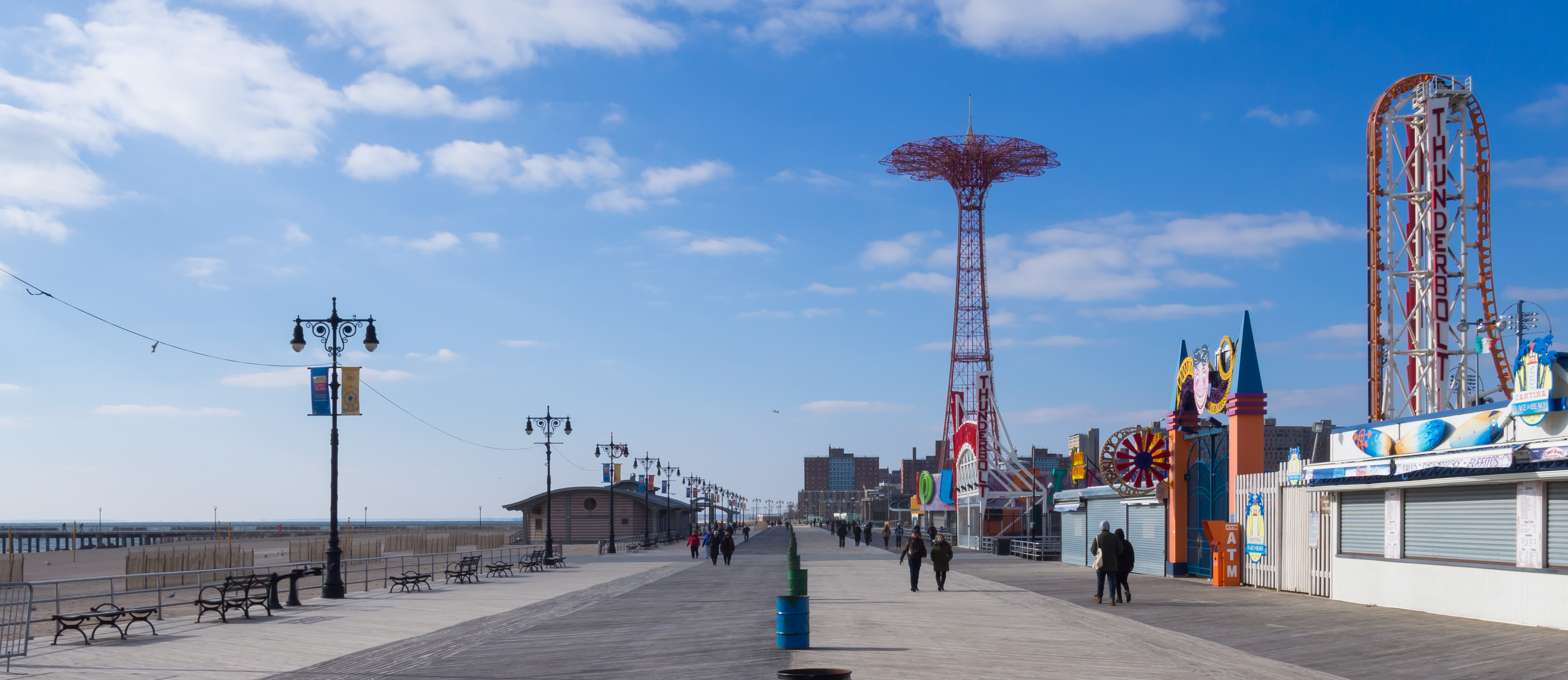 Riegelmann Boardwalk 向西远望，可见 Parachute Jump 塔架