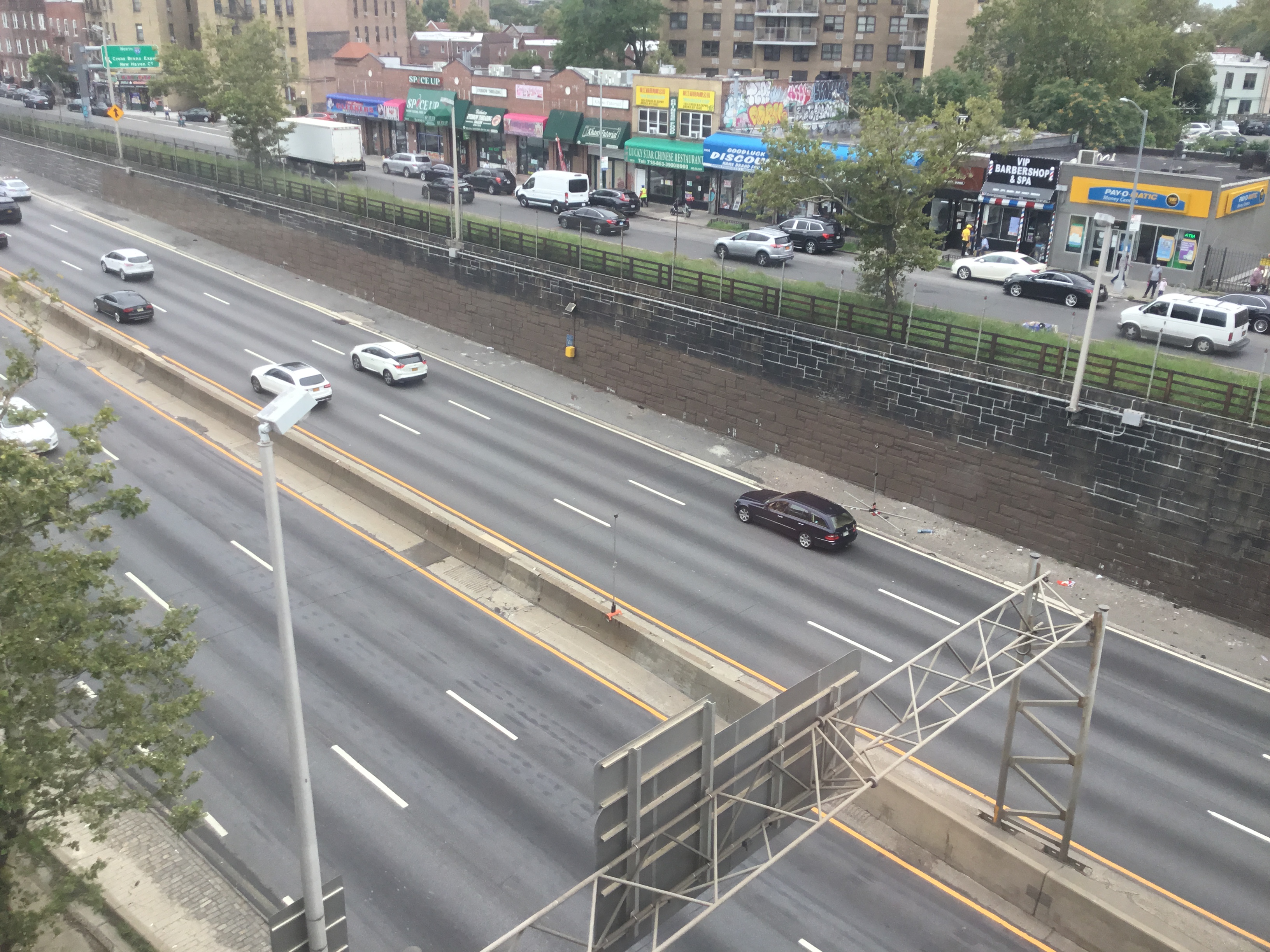 Cross-Bronx Expressway 的挡墙和紧邻的商铺