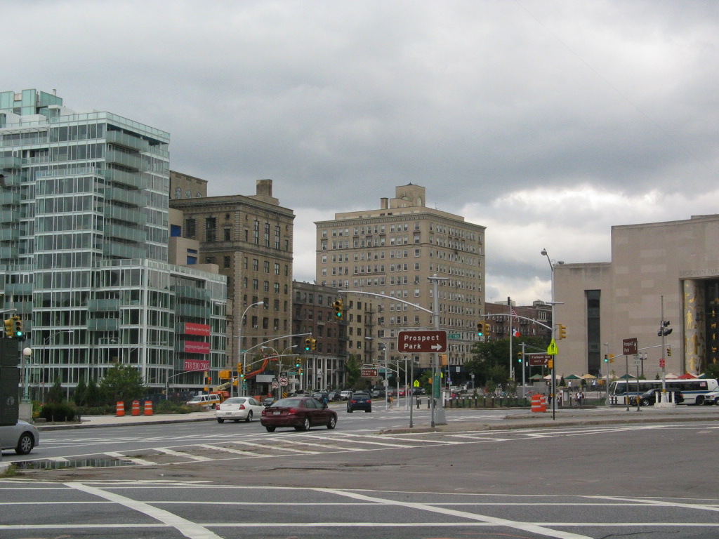 Grand Army Plaza 与 Eastern Parkway 交汇处