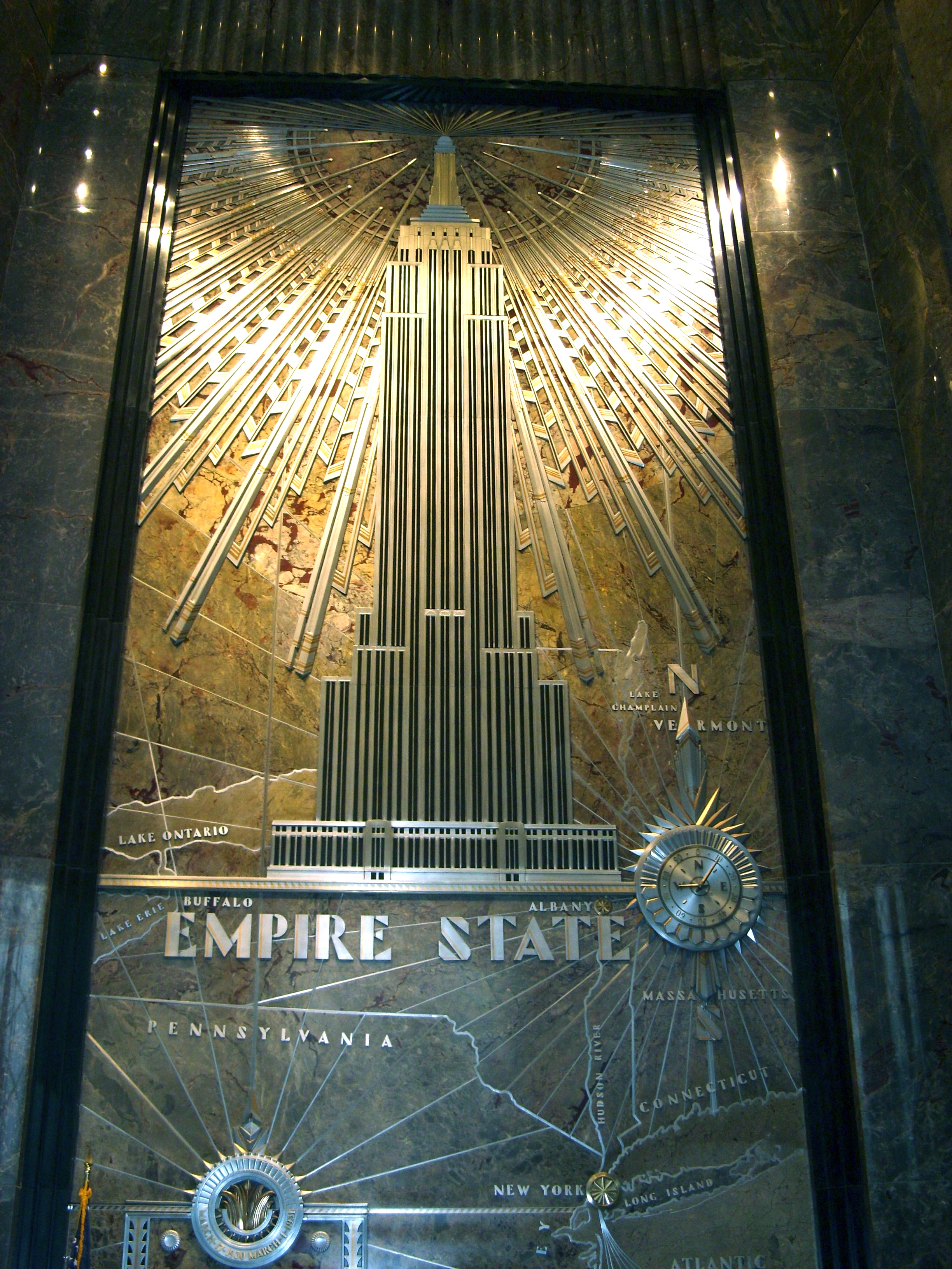 电梯组大厅的镀铬电梯门和 Art Deco 吊顶