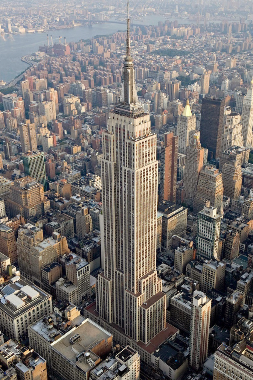 Empire State Building 从上方看基座、退台与塔楼的全貌