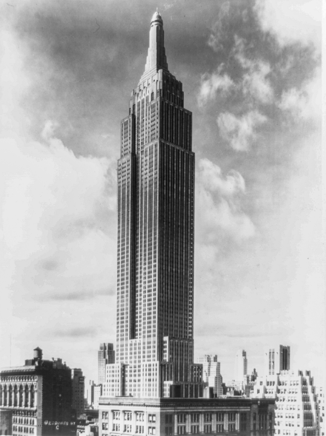 第五大道与 34 街视角的 Empire State Building 退台立面