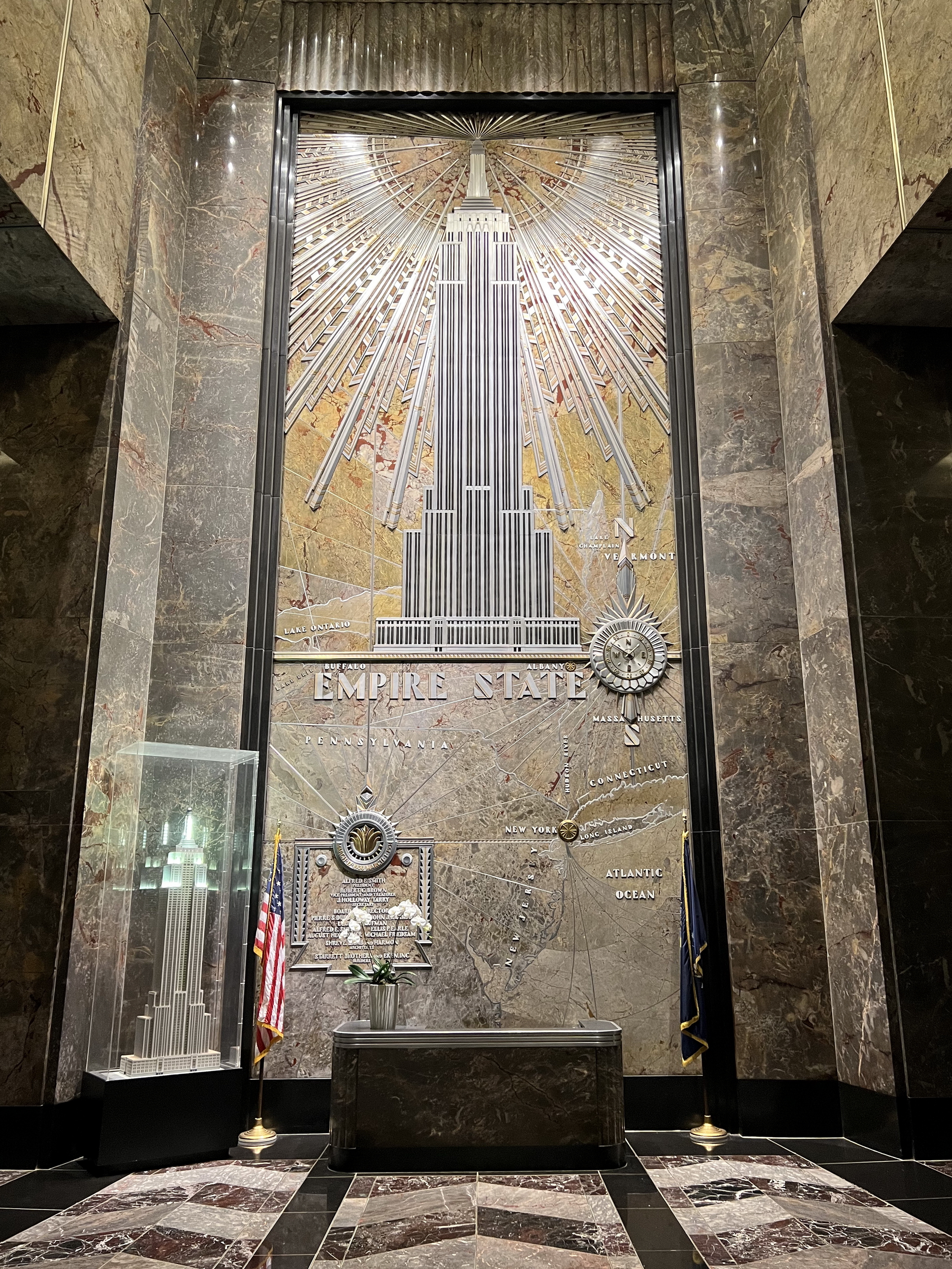 第五大道入口大厅的金属浮雕地图和 Art Deco 装饰