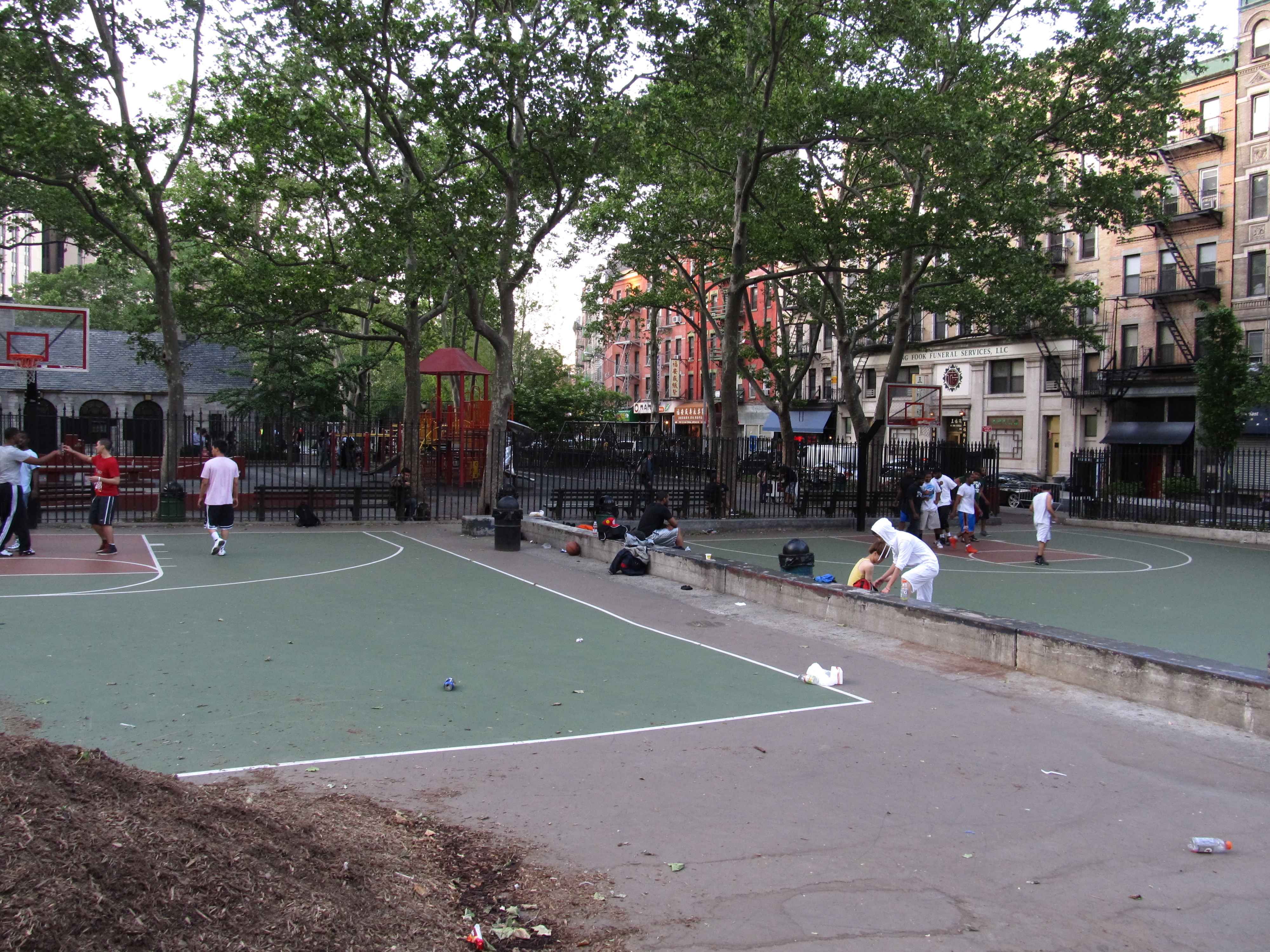 Columbus Park，Baxter Street 方向看过去