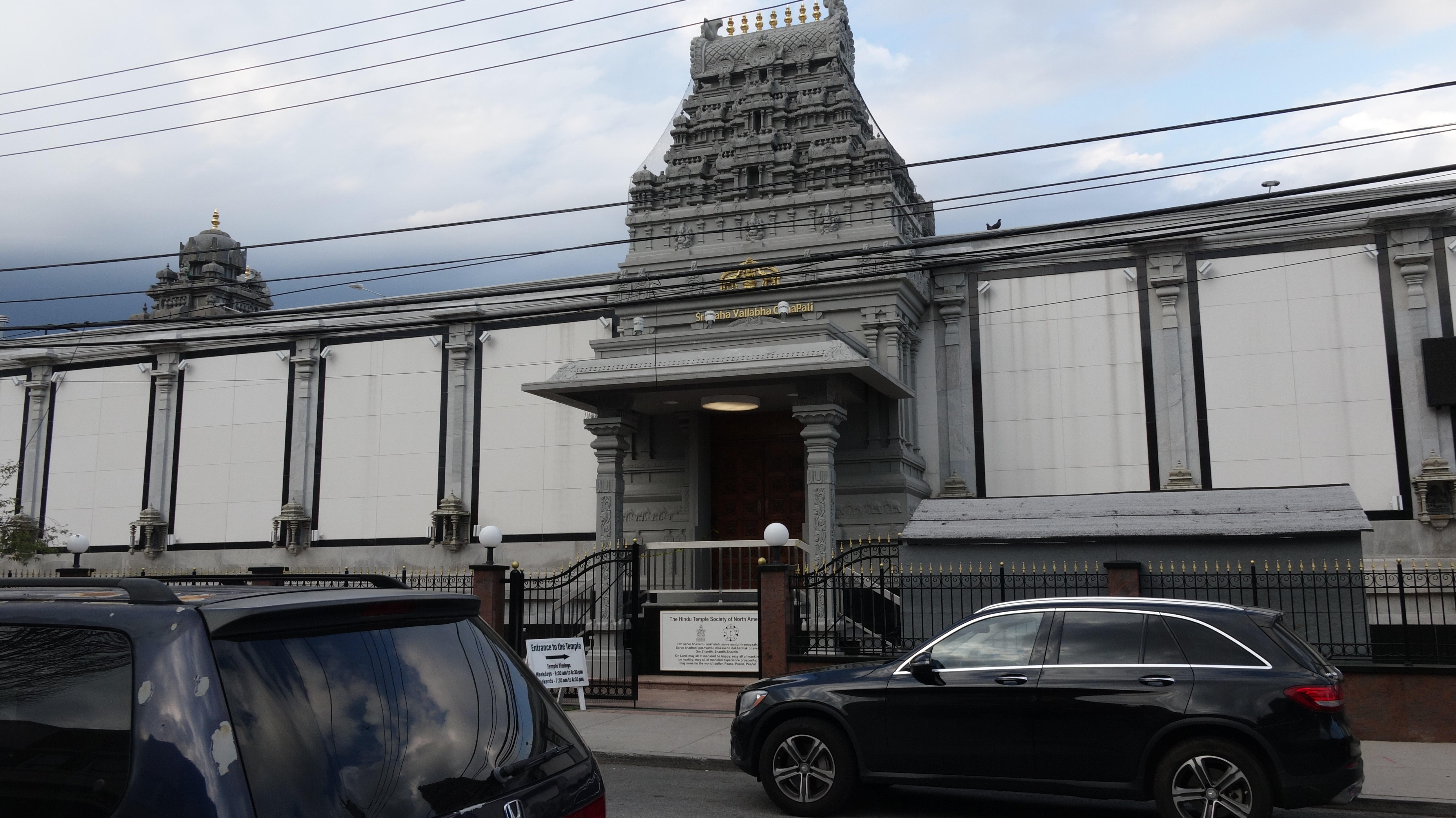 甘尼许庙（Ganesh Temple）在 Bowne Street 的外观
