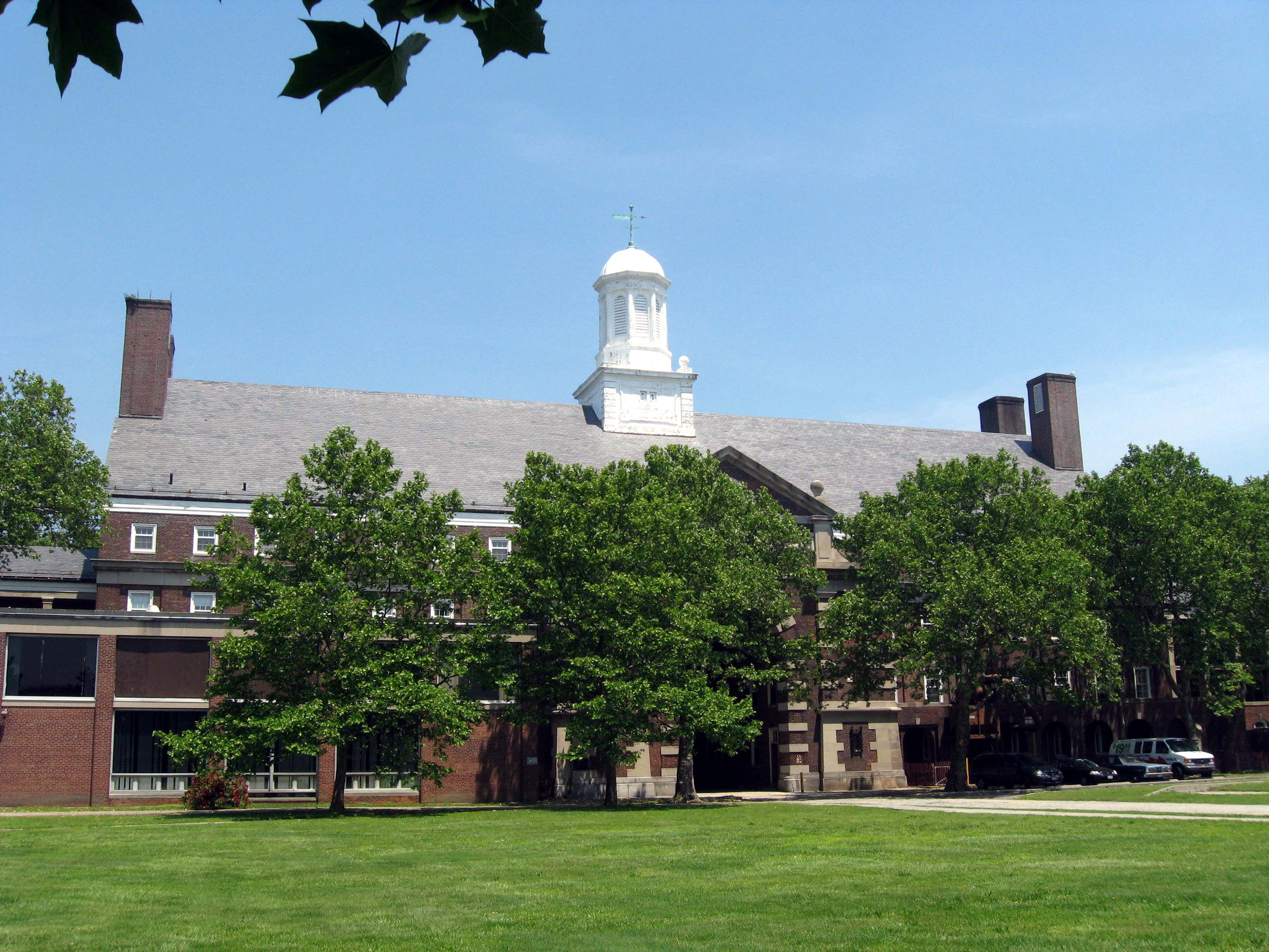 Liggett Hall 的正立面和两侧翼楼