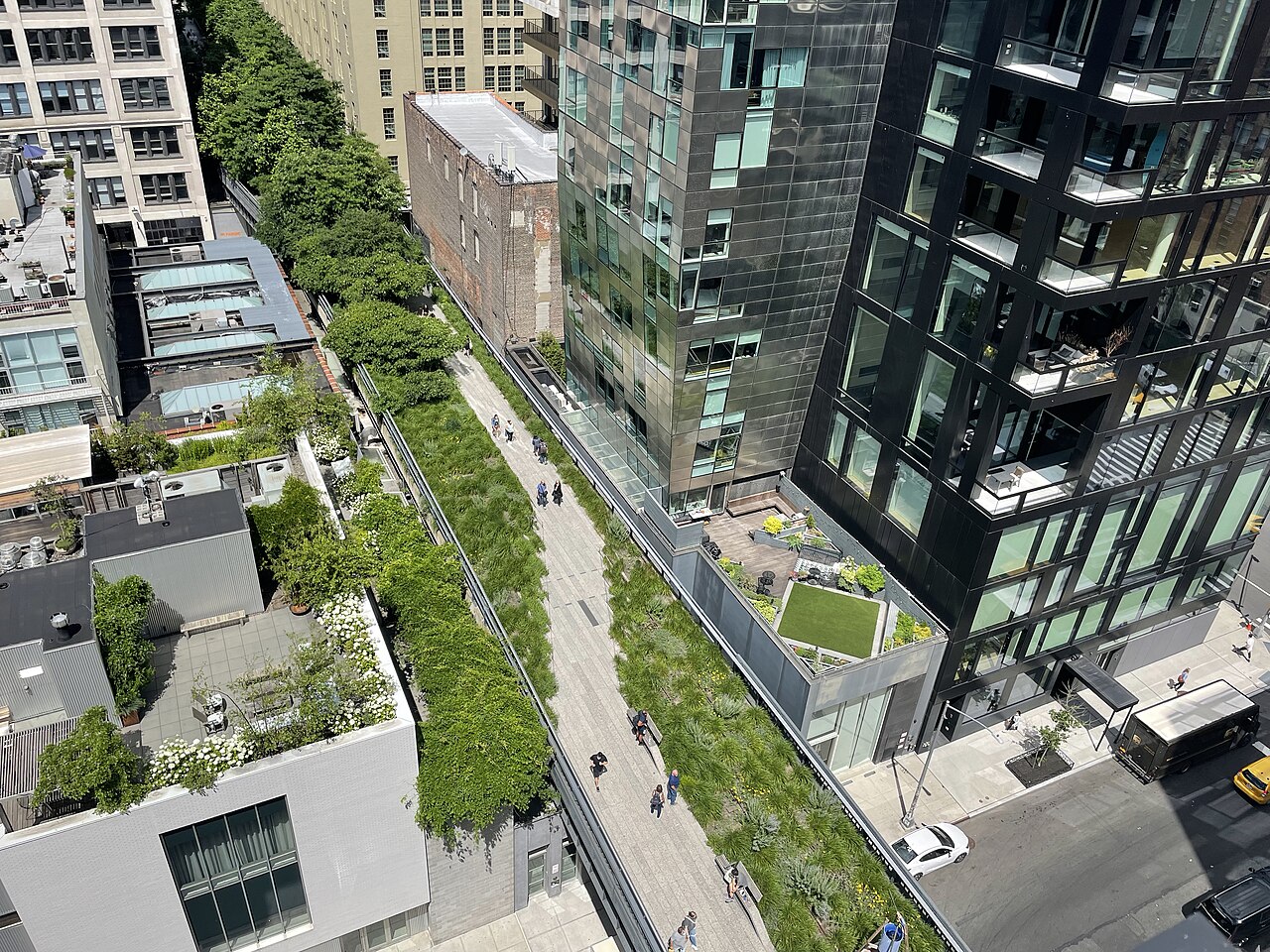 High Line 北端与 Hudson Yards 玻璃塔楼的视觉并置