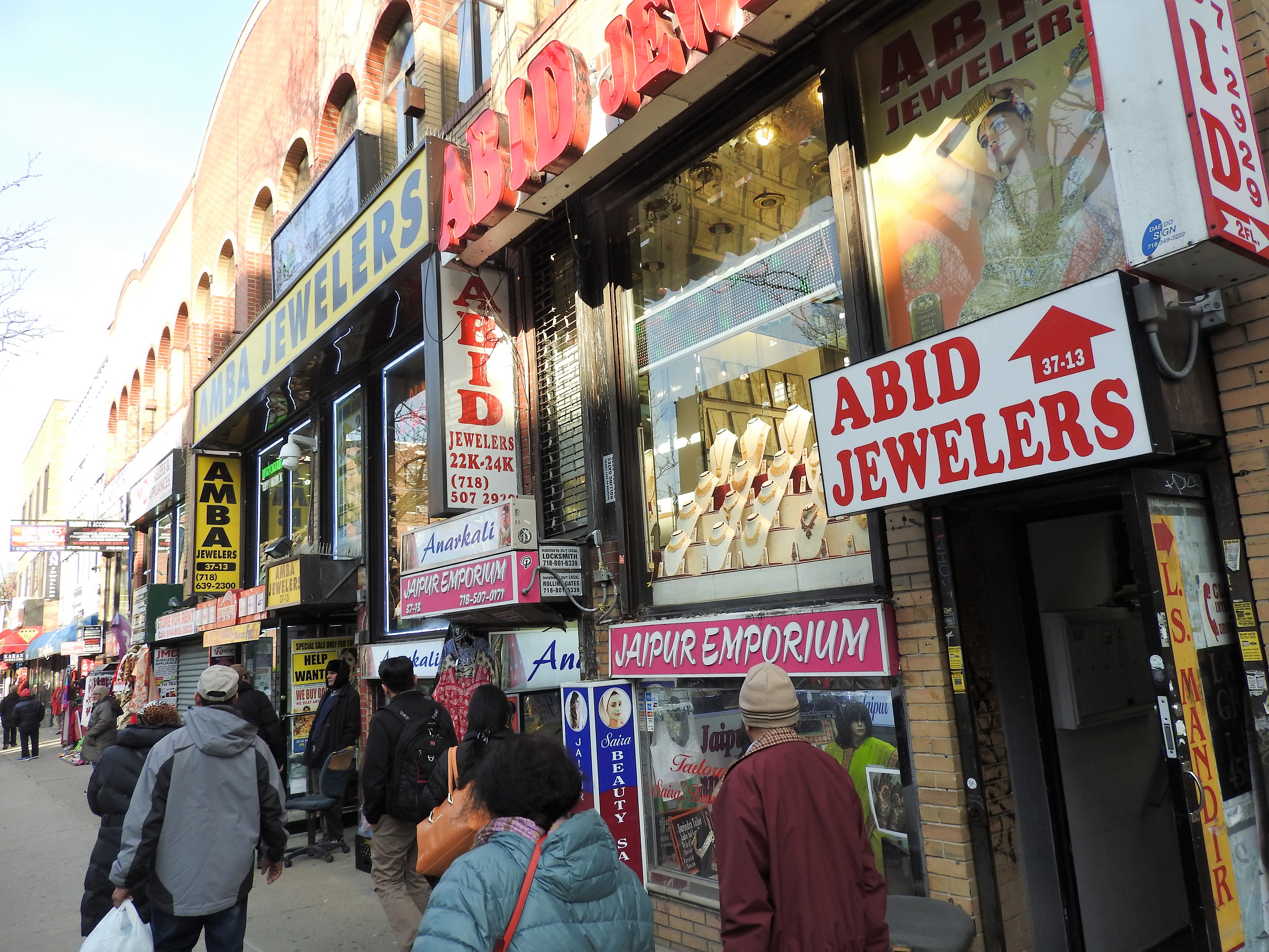 74th Street 的 South Asian 商业街