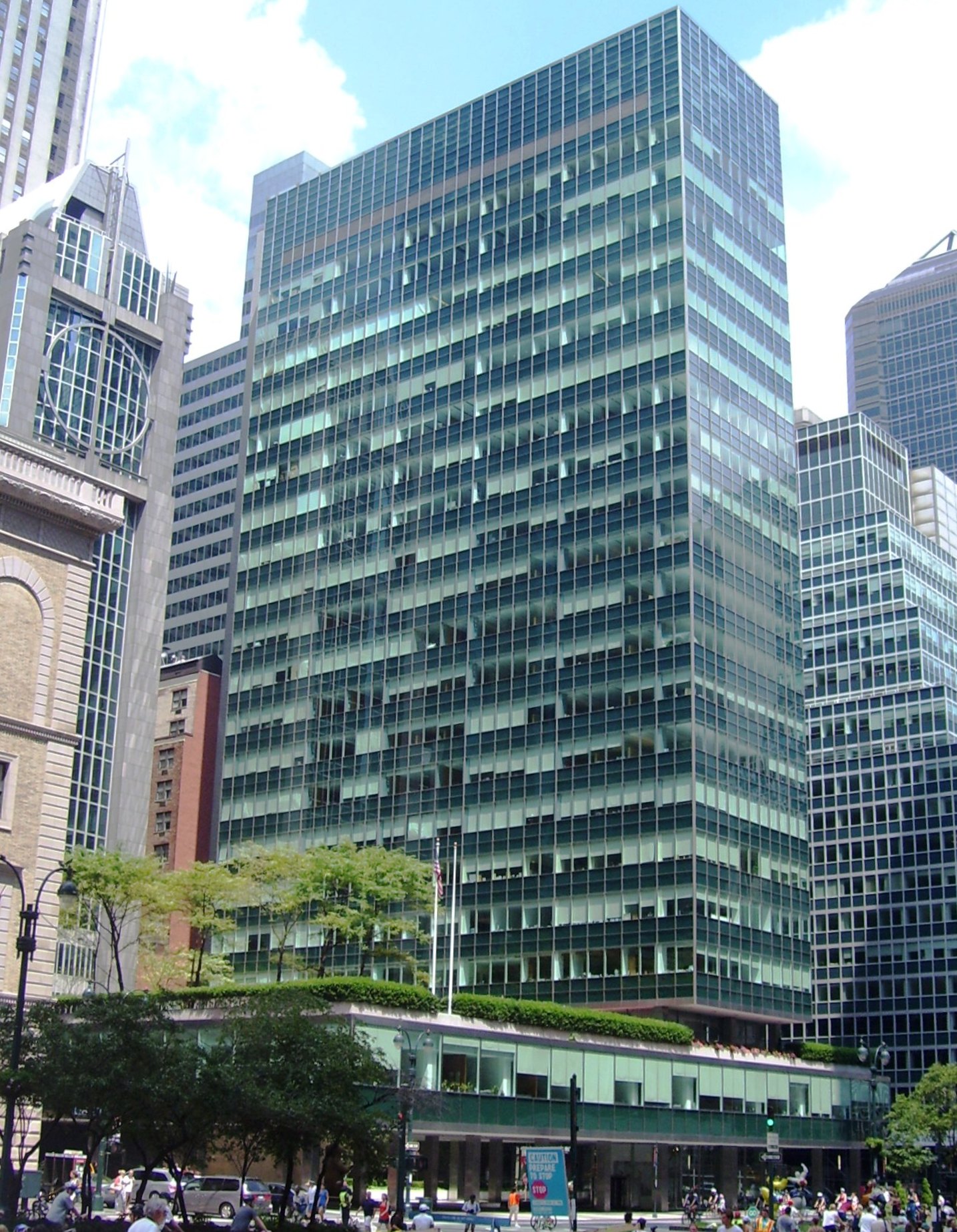Lever House 从 Park Avenue 和 53rd Street 方向看去的完整立面