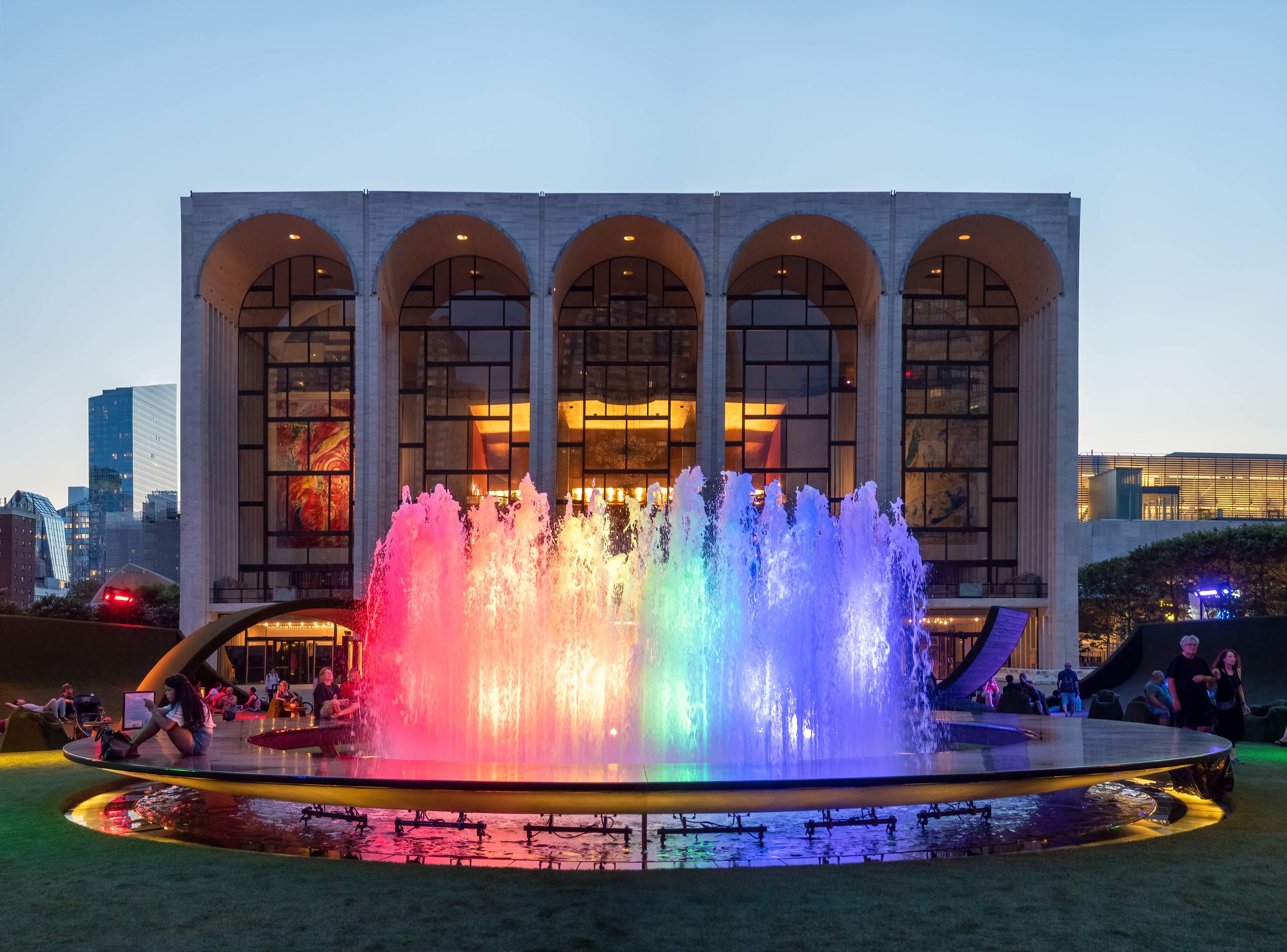 Lincoln Center 中央广场的 Revson Fountain 和 Metropolitan Opera House