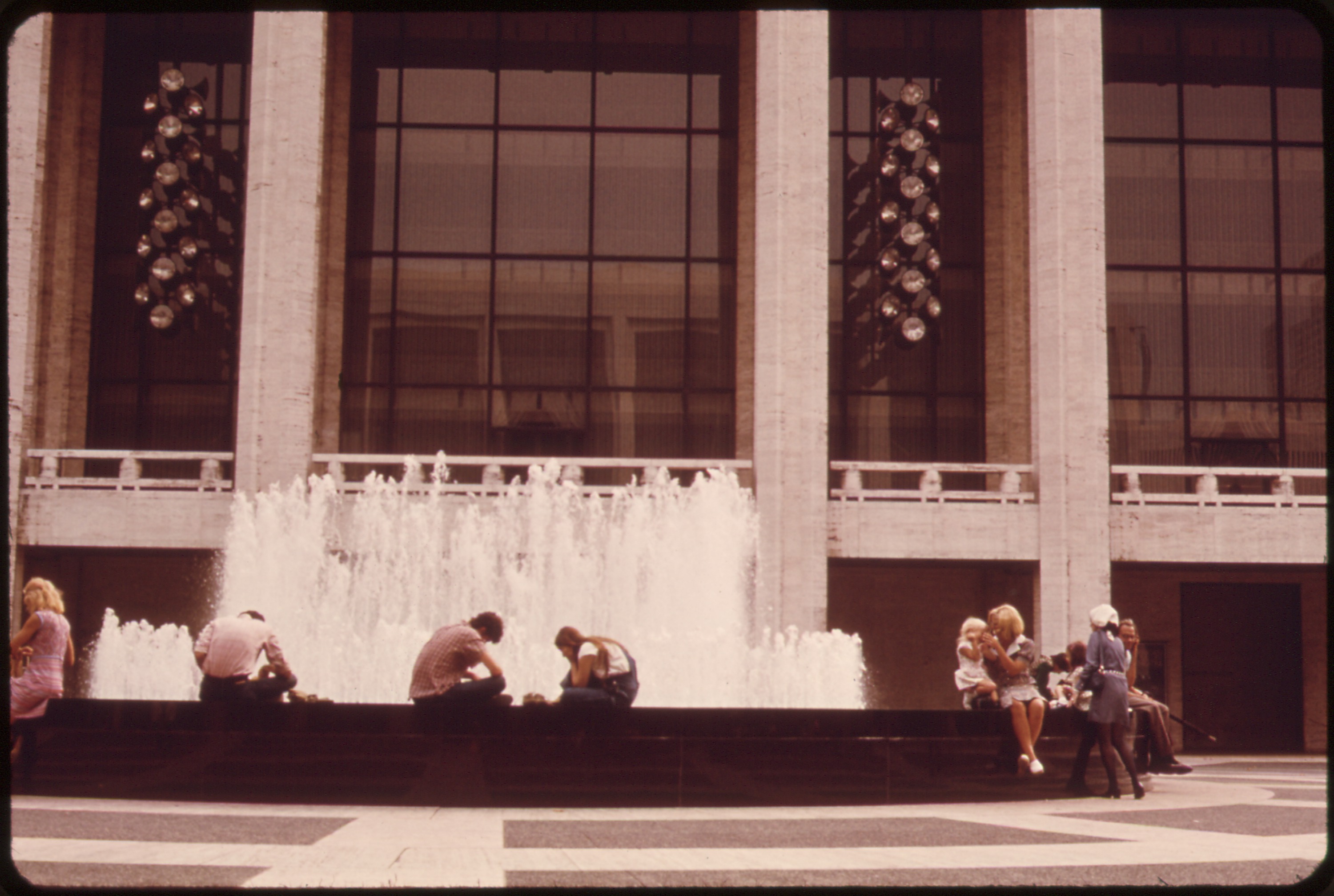 Lincoln Center 广场的围合布局：超级街区的空间组织