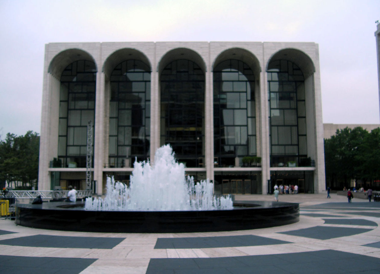 Metropolitan Opera House 正面拱窗与 Revson Fountain