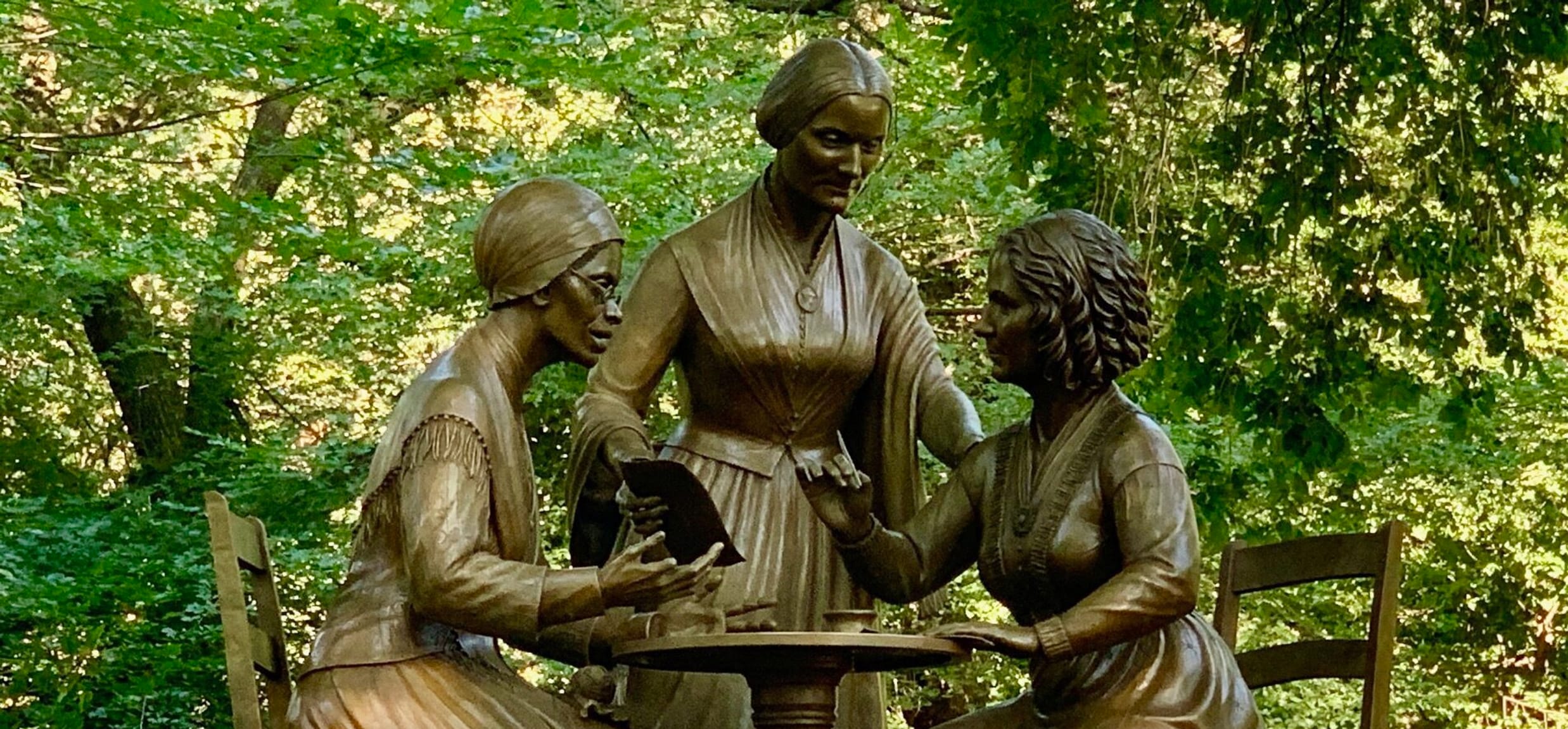 Literary Walk 旁的 Women's Rights Pioneers Monument 青铜群像