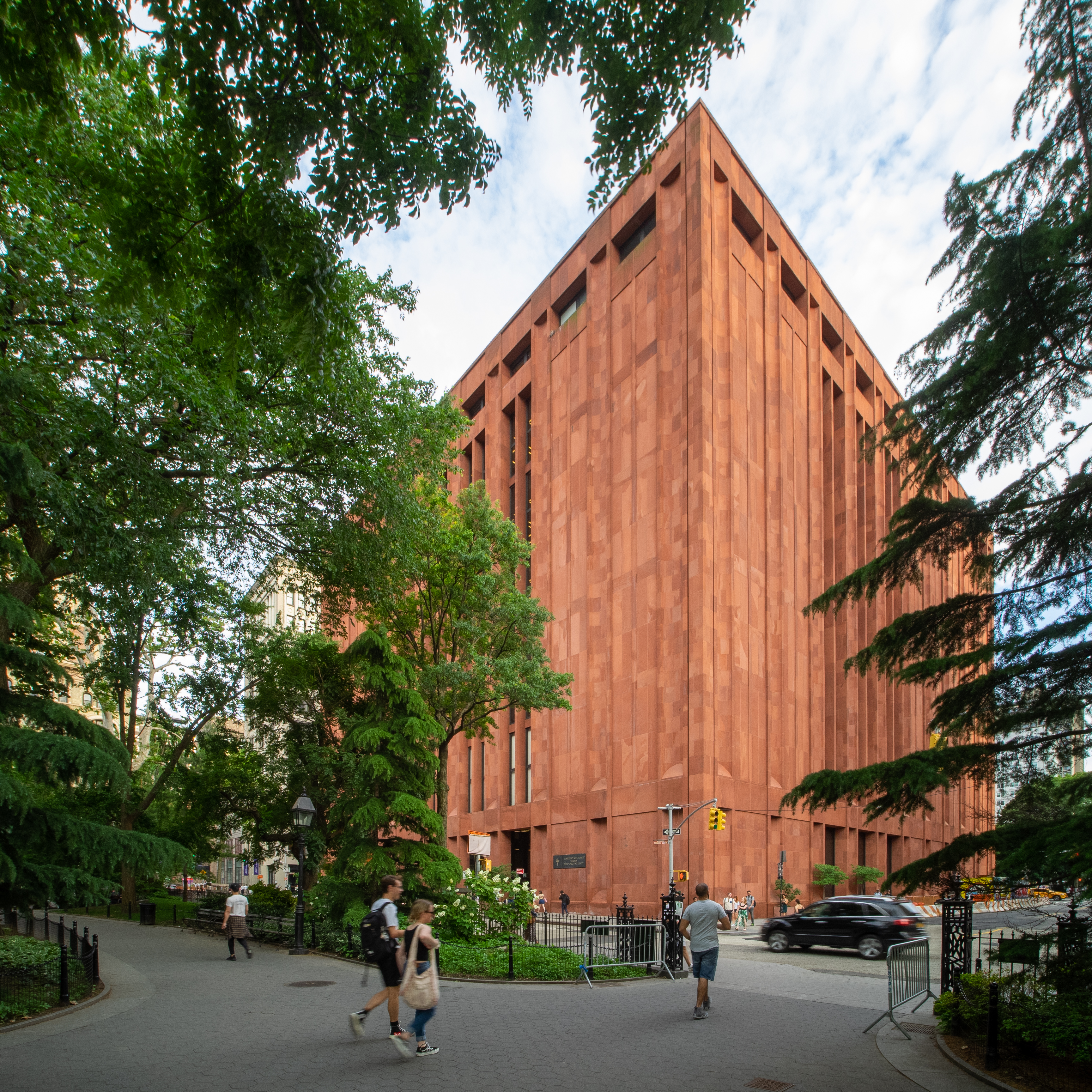 Bobst Library 的深色立面占据了 Washington Square 的南侧