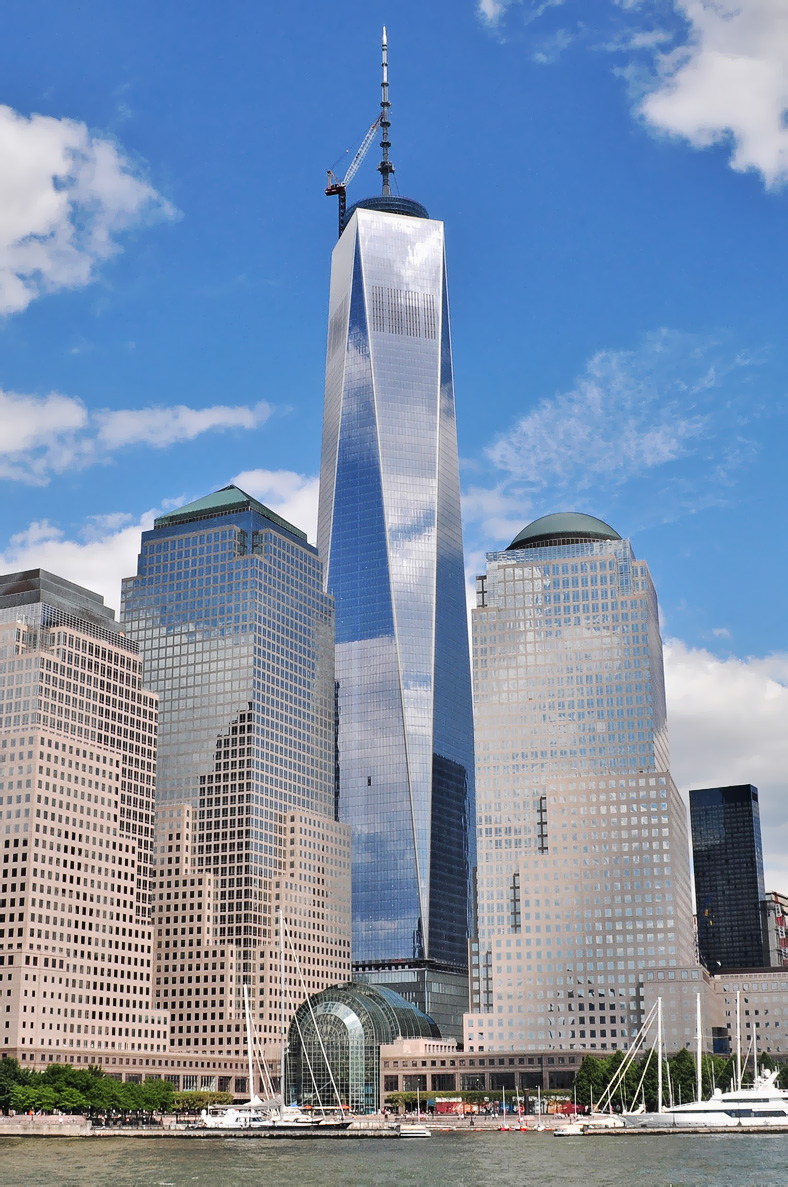 从哈德逊河看 One World Trade Center 全貌：底座、折面塔身和尖顶的比例关系