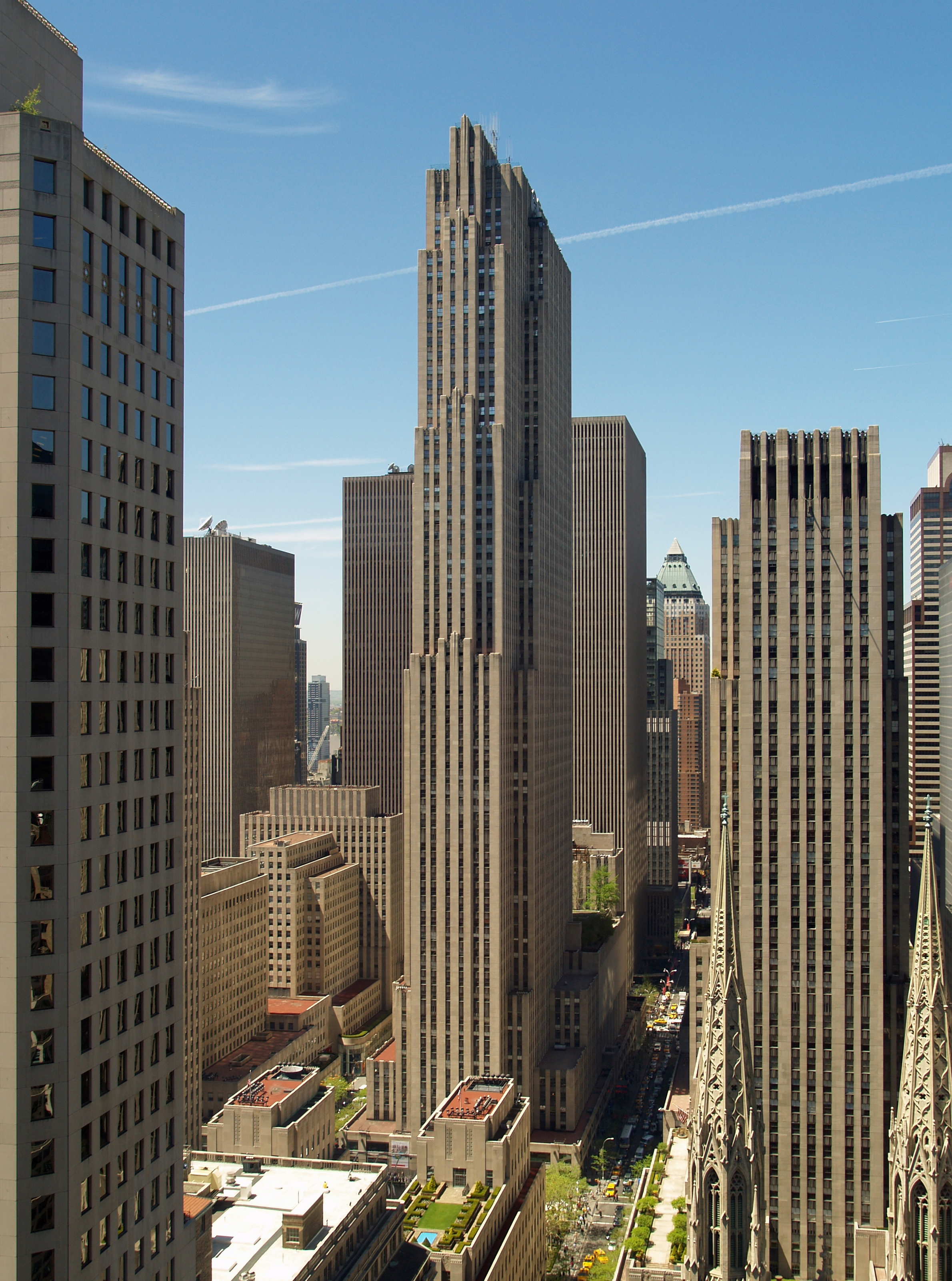 30 Rockefeller Plaza 全貌，从第五大道方向看