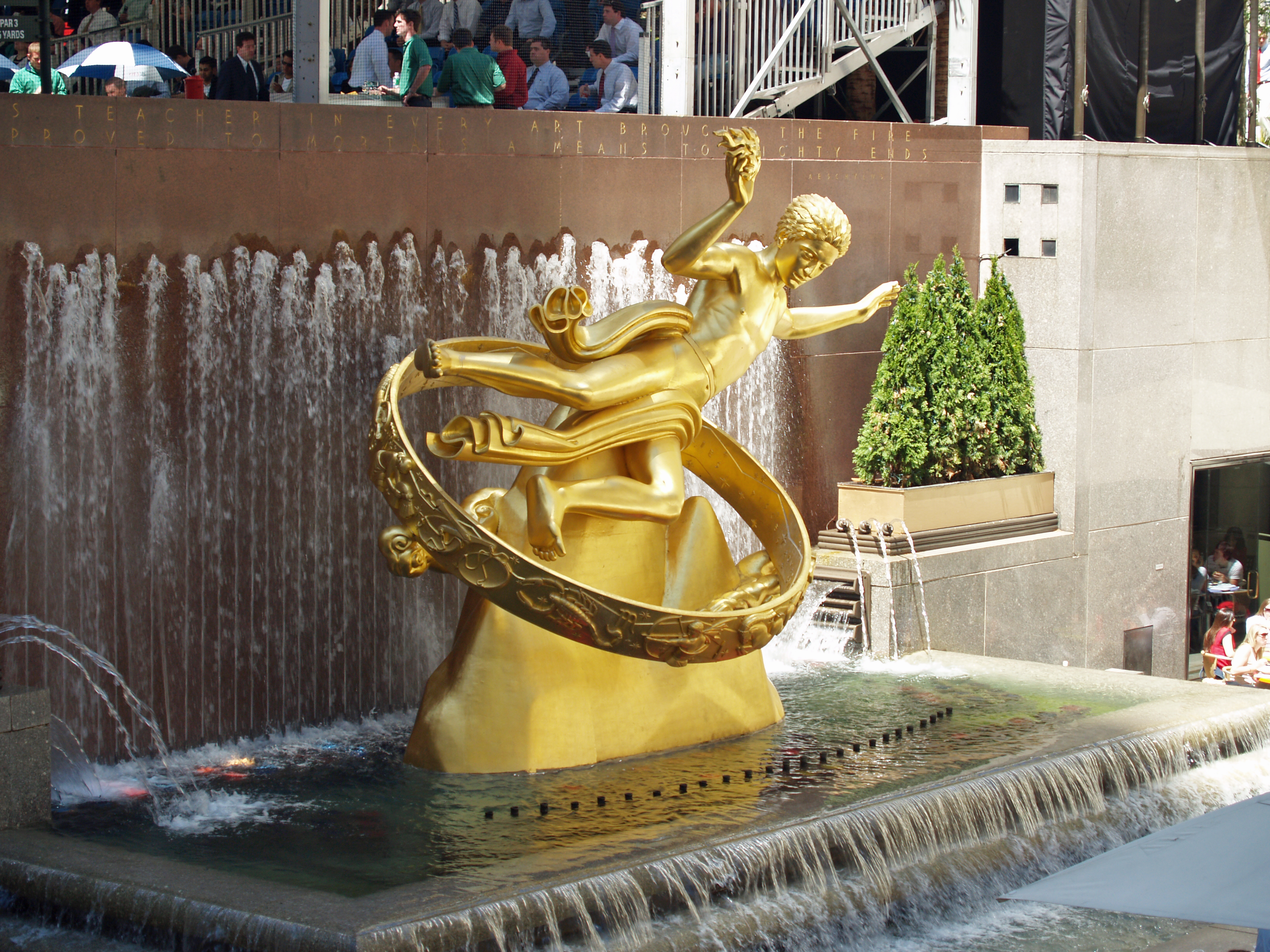Rockefeller Center 下沉广场和 Prometheus 雕塑