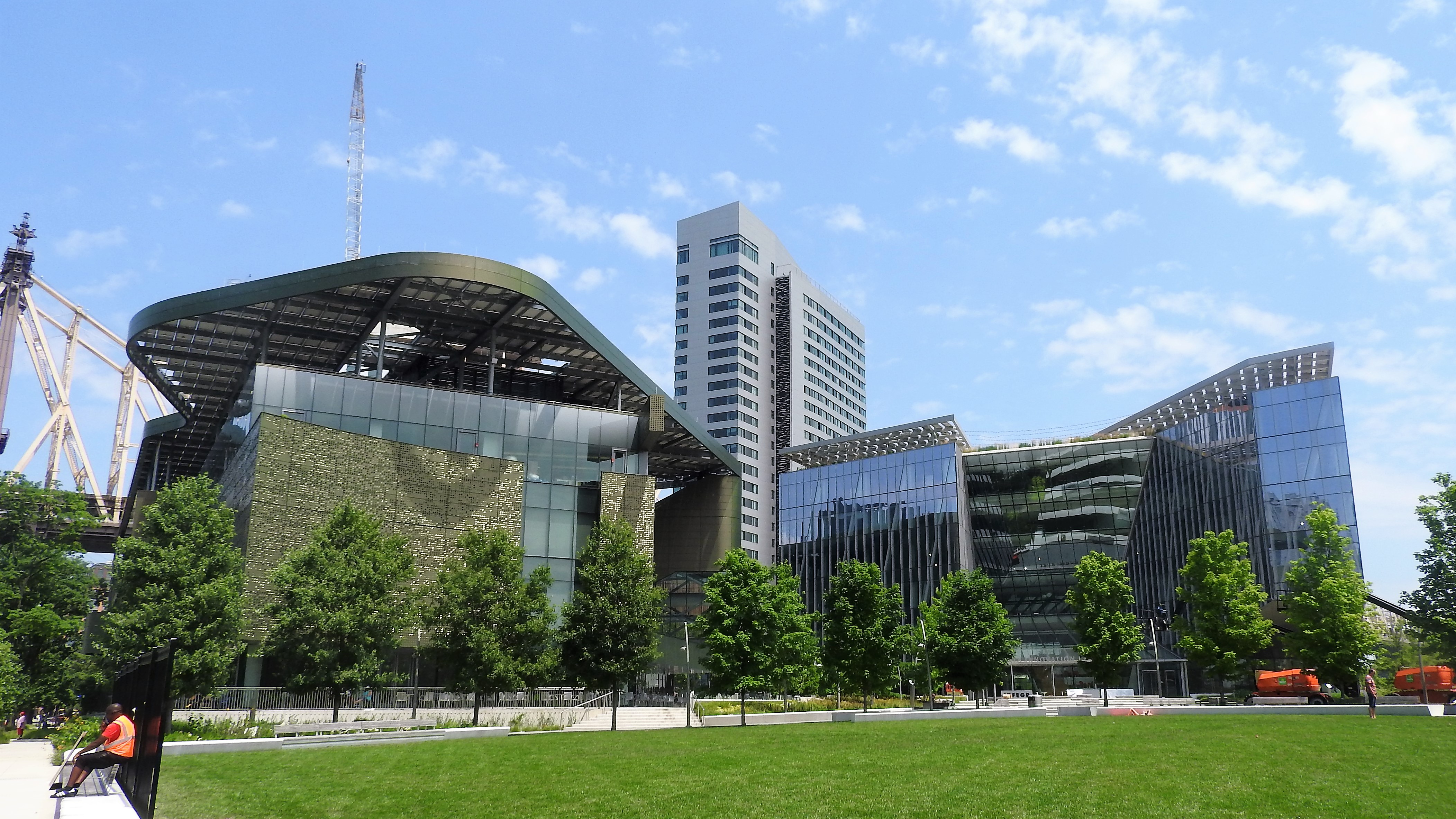 Cornell Tech 校园从西南方向看，包含 Bloomberg Center、The House 和南端绿地
