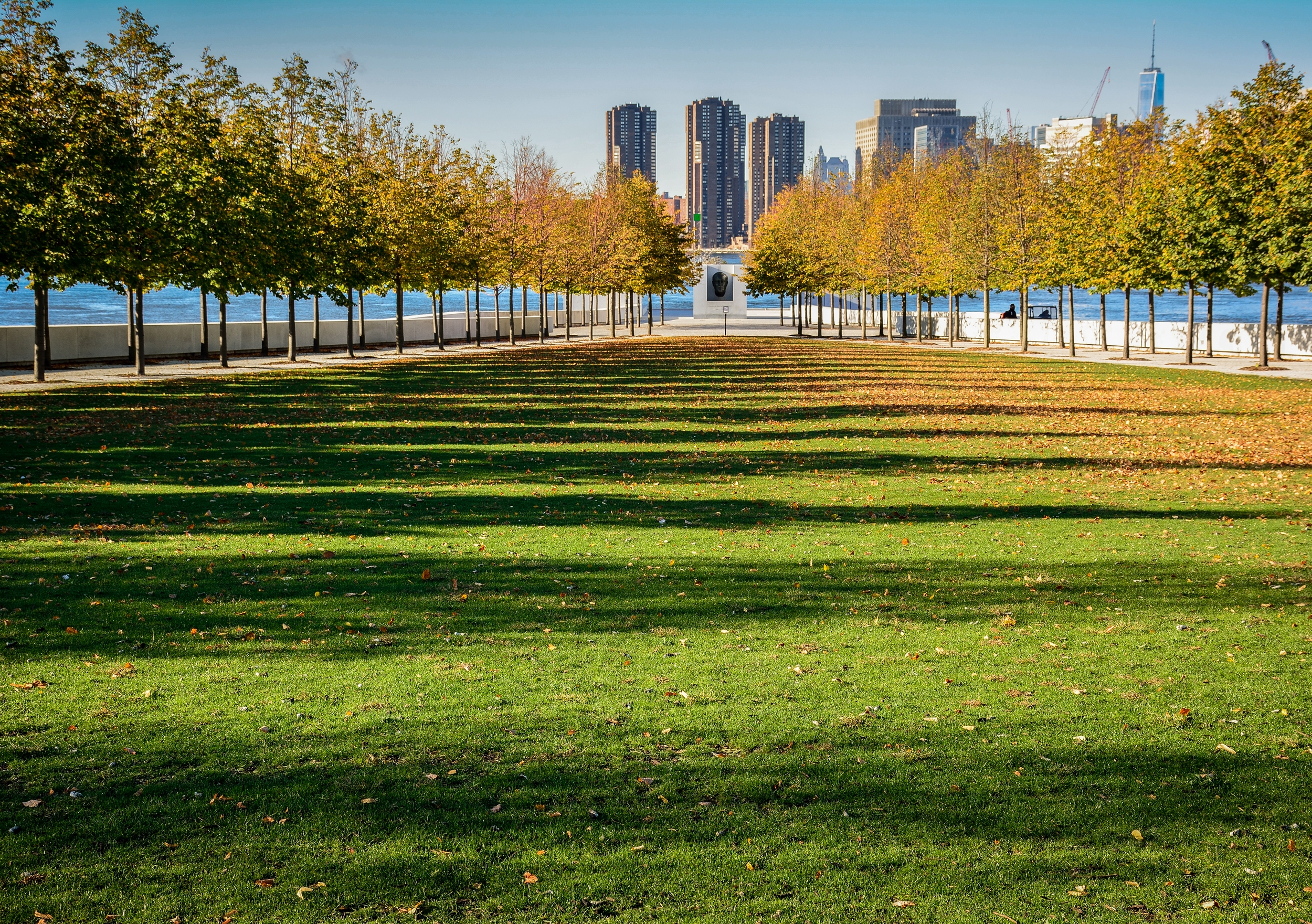 Four Freedoms Park 的花岗岩广场，背景为 Manhattan 天际线