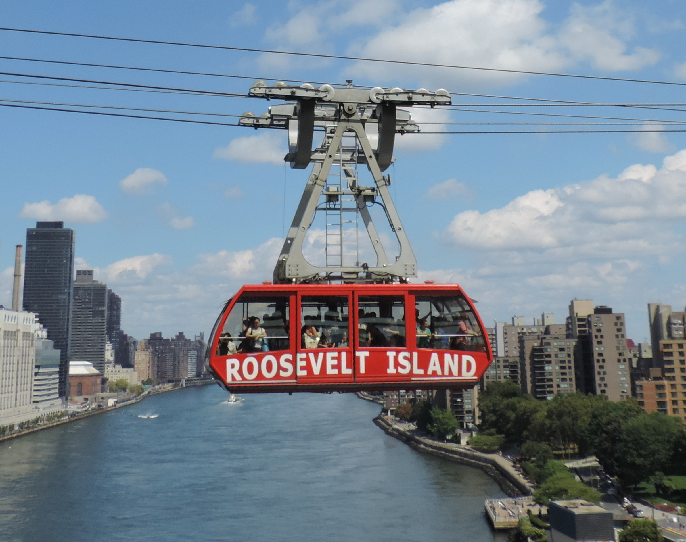 从 Queensboro Bridge 看到的 Roosevelt Island Tramway 缆车