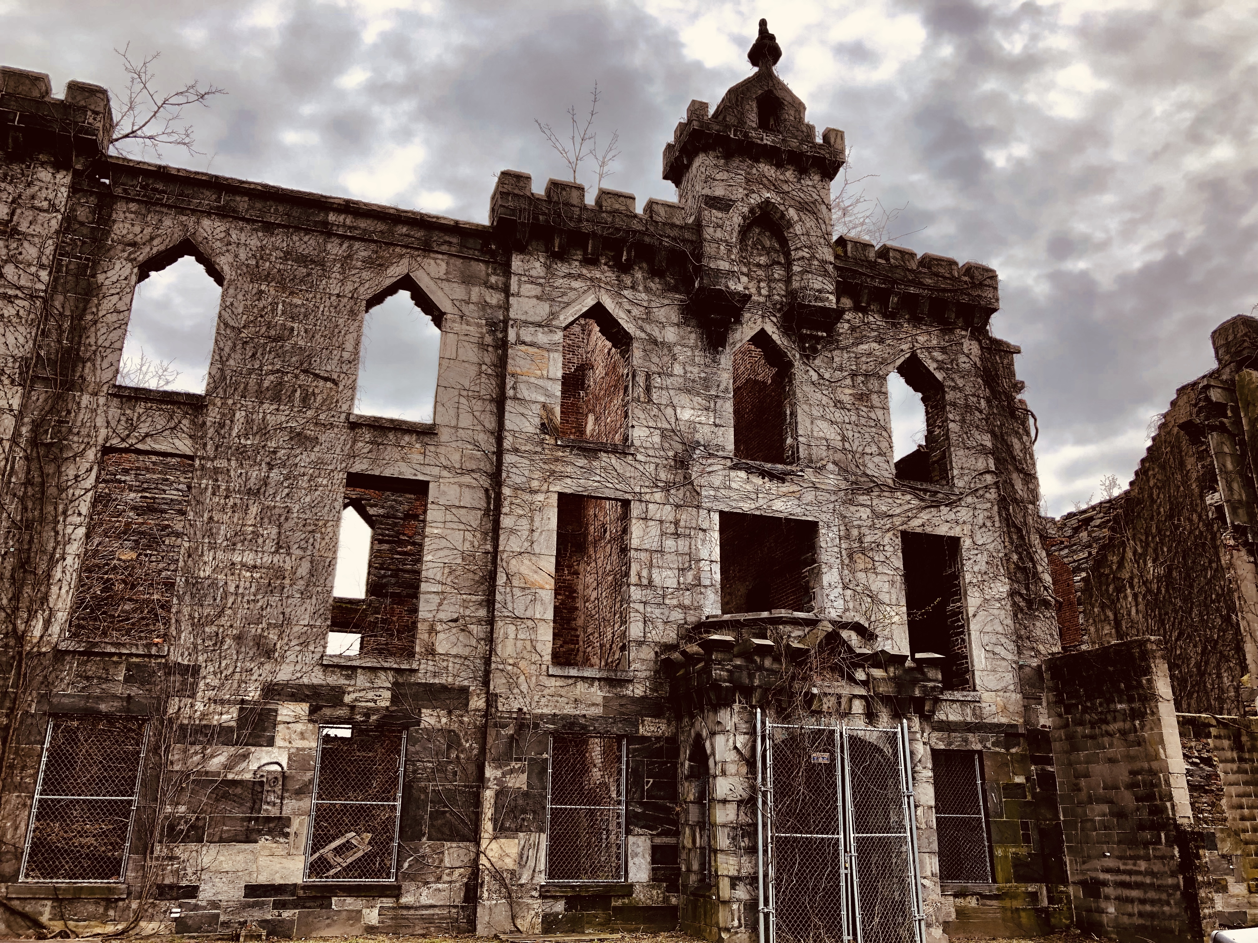 Renwick Smallpox Hospital 废墟的哥特复兴风格残墙
