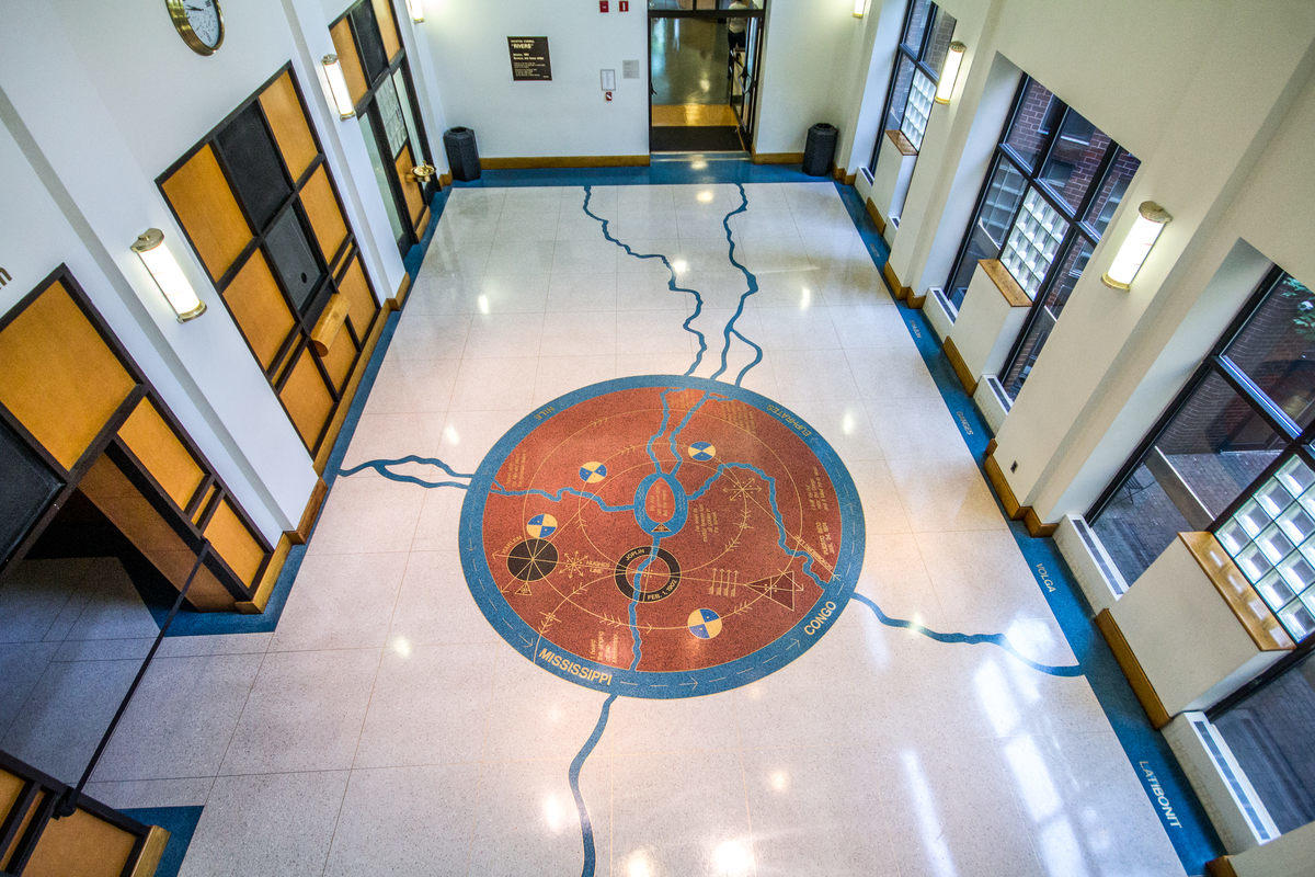 Langston Hughes 大厅地面的"Rivers" cosmogram，黄铜 terrazzo 镶嵌