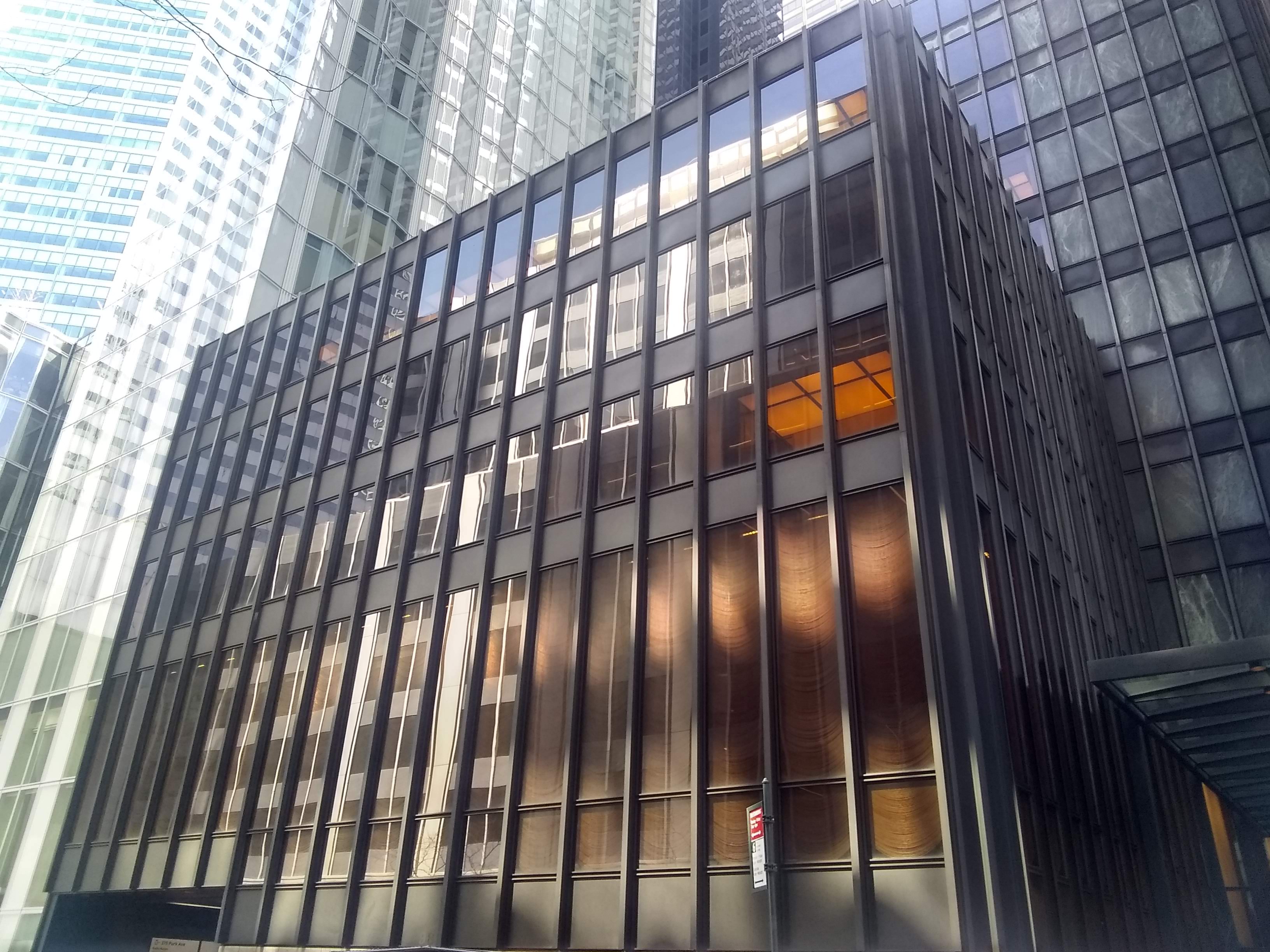 Seagram Building 与广场，从 53 街角度看建筑和广场的空间关系