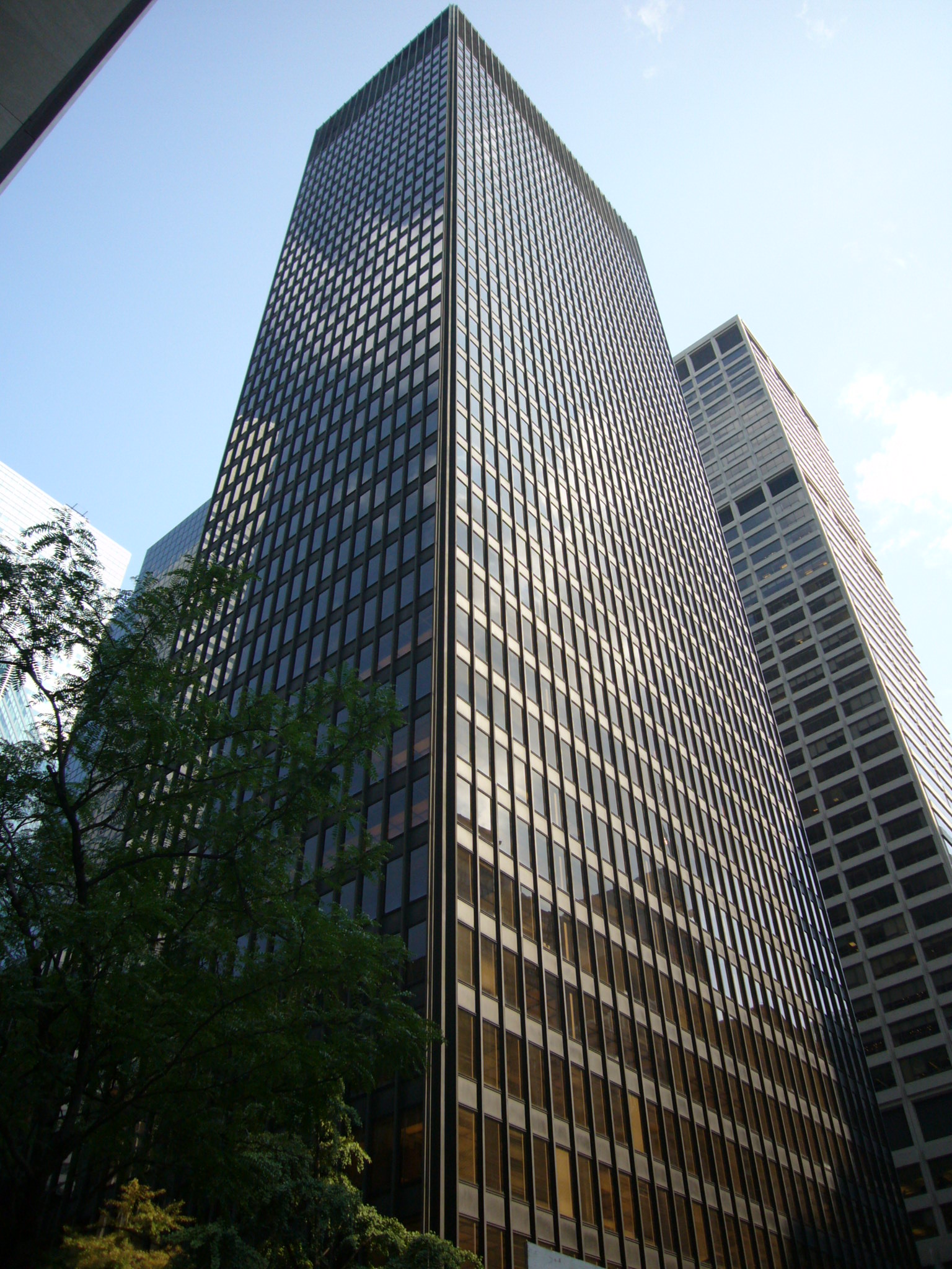 Seagram Building 青铜幕墙仰视照片，显示 I 型钢竖线纹理