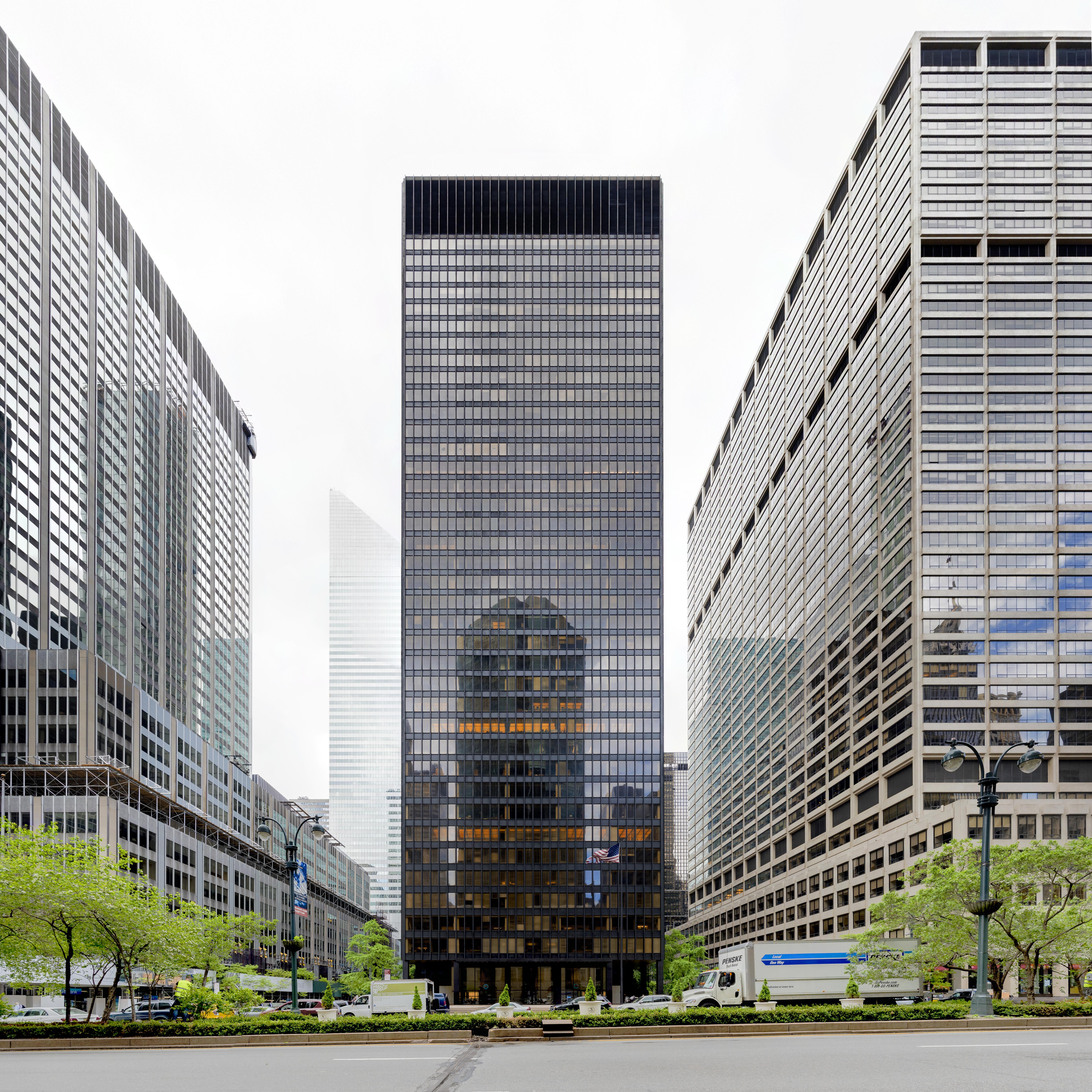 Seagram Building 从 Park Avenue 看过去，塔楼退至广场后方