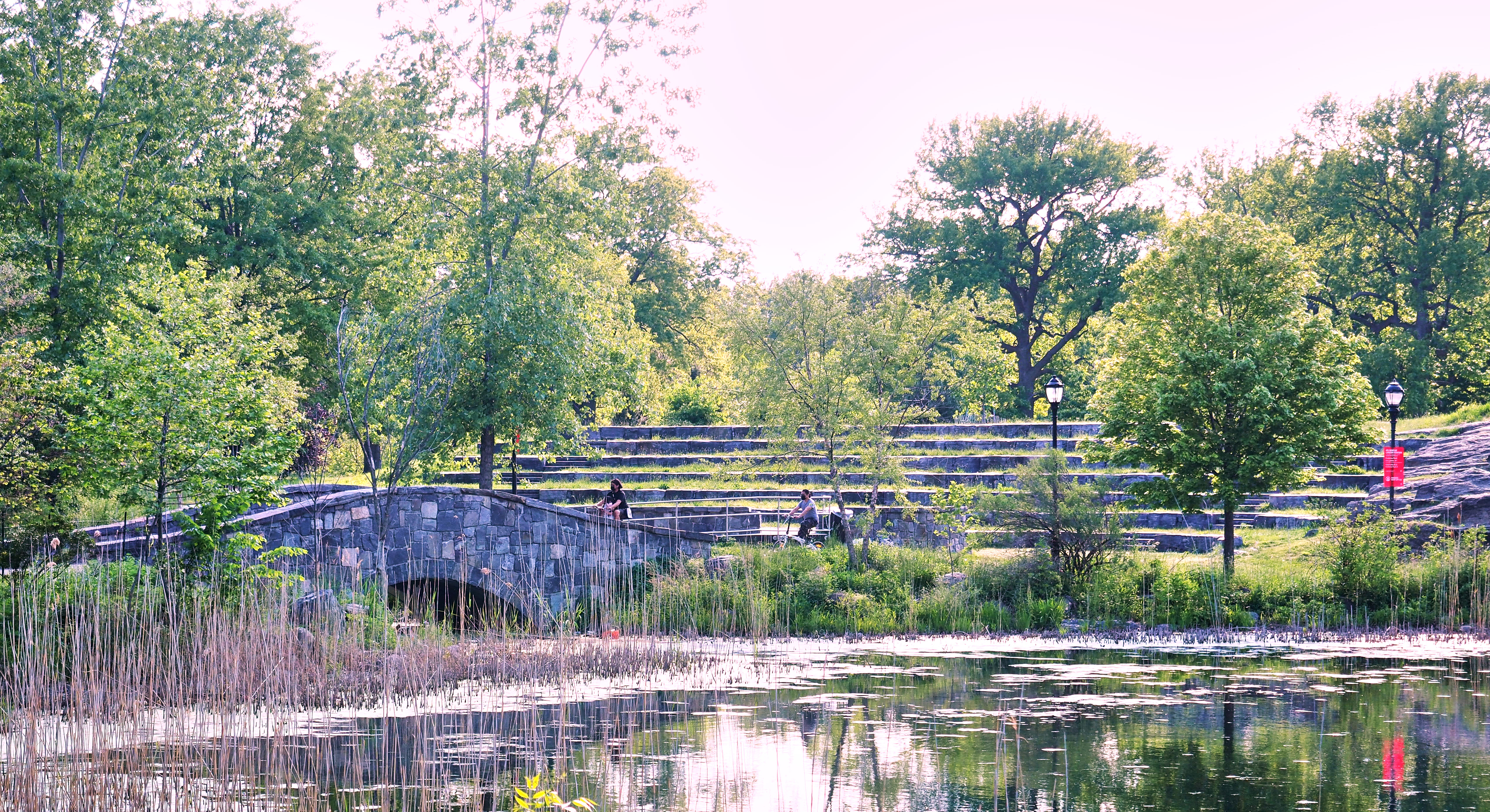 Crotona Park 的 Indian Lake 石桥和露天剧场