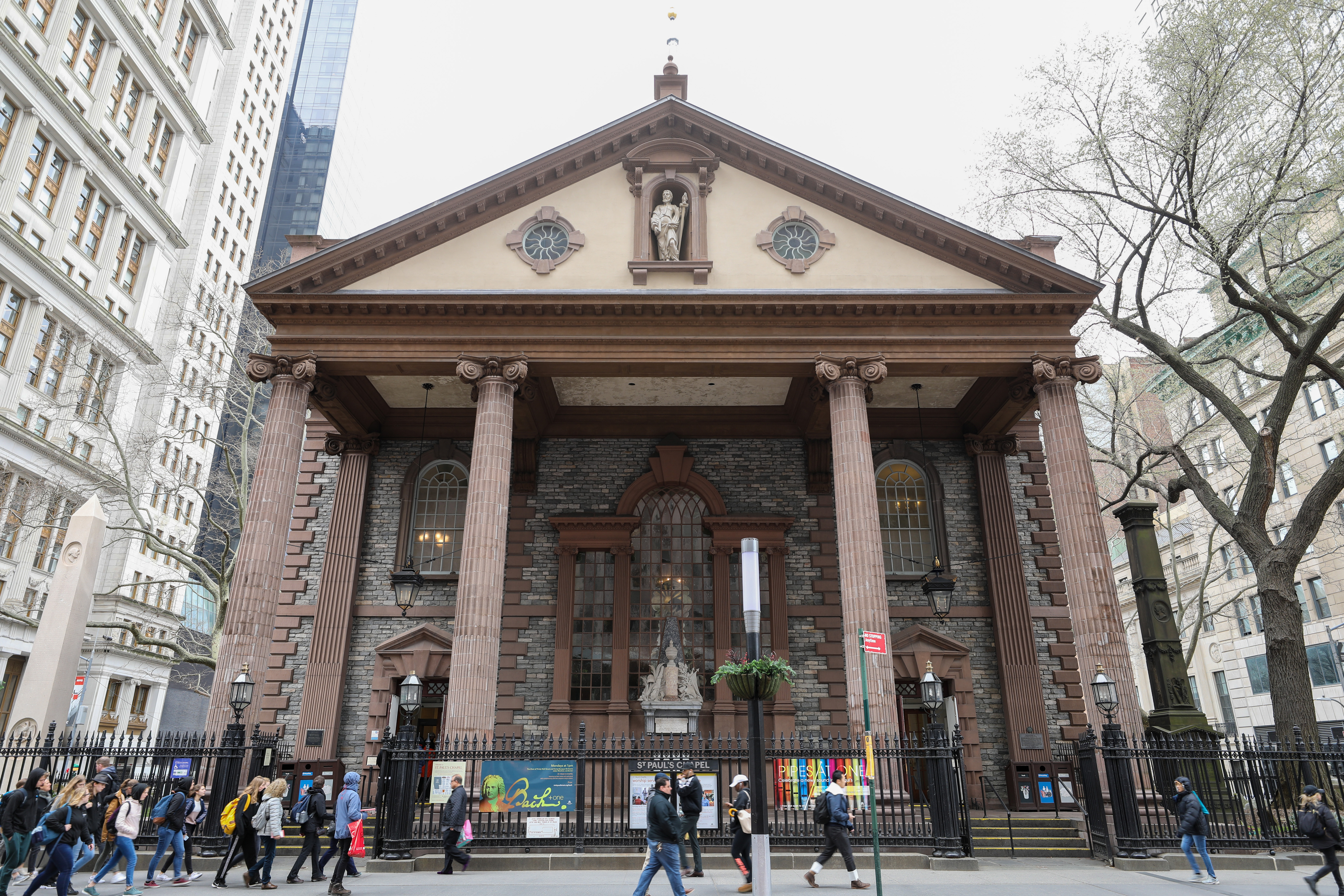 St. Paul's Chapel 正立面与周围金融区摩天楼的对比