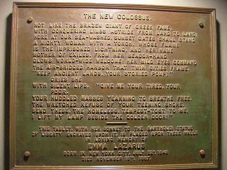1903 年安装在基座内墙的 The New Colossus 青铜铭牌