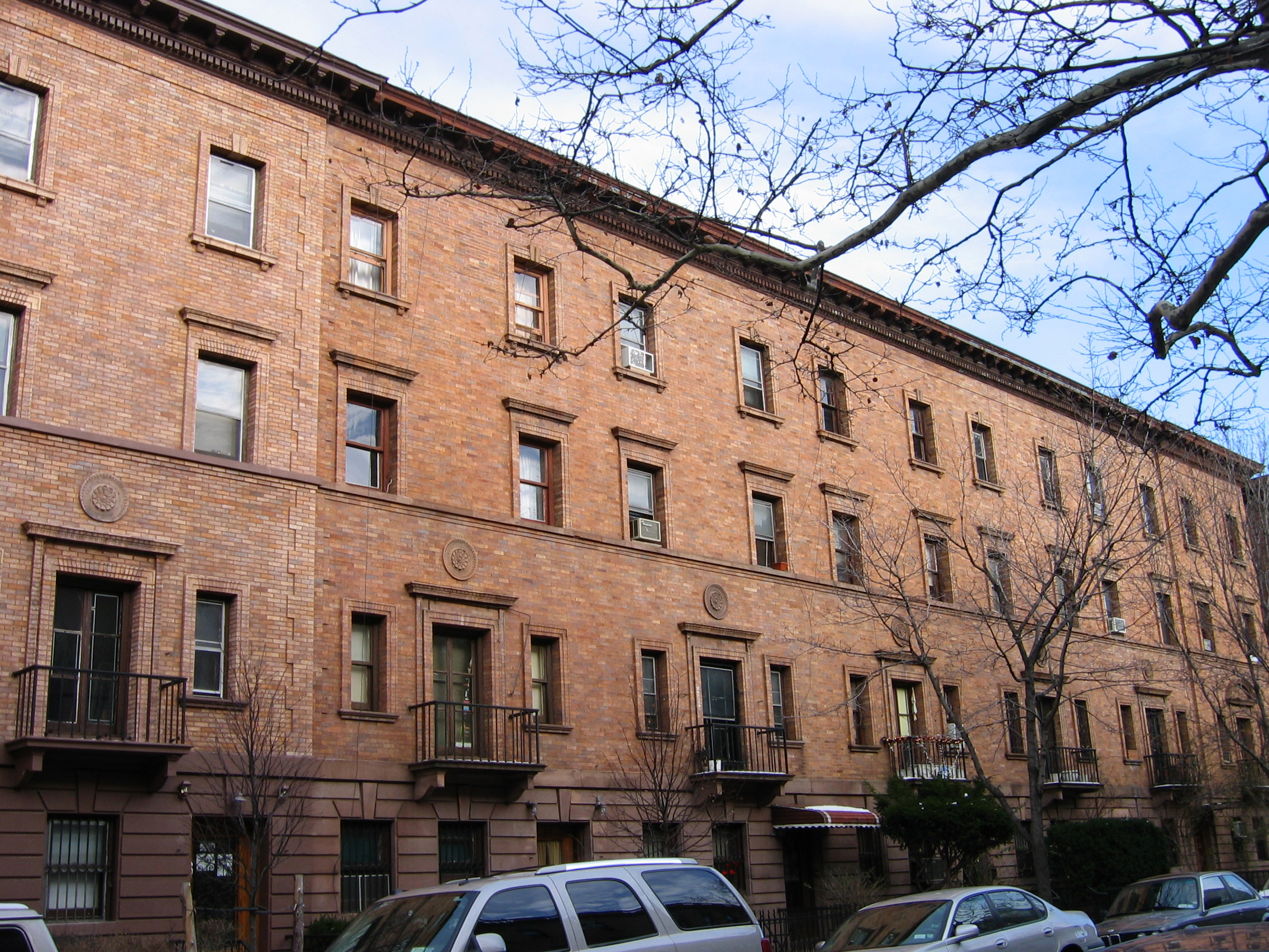 Stanford White 设计的西 139 街北侧联排屋，意大利文艺复兴风格