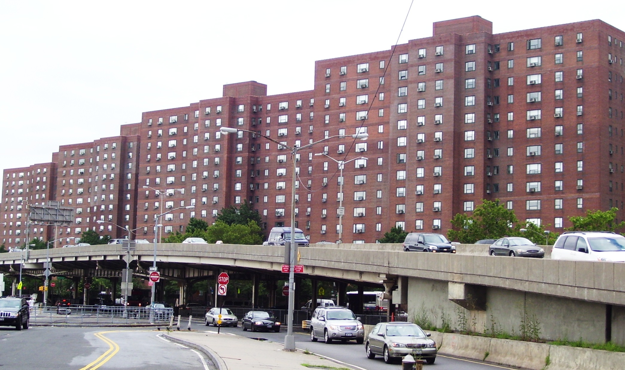 Stuyvesant Town 红砖立面从 FDR Drive 望去