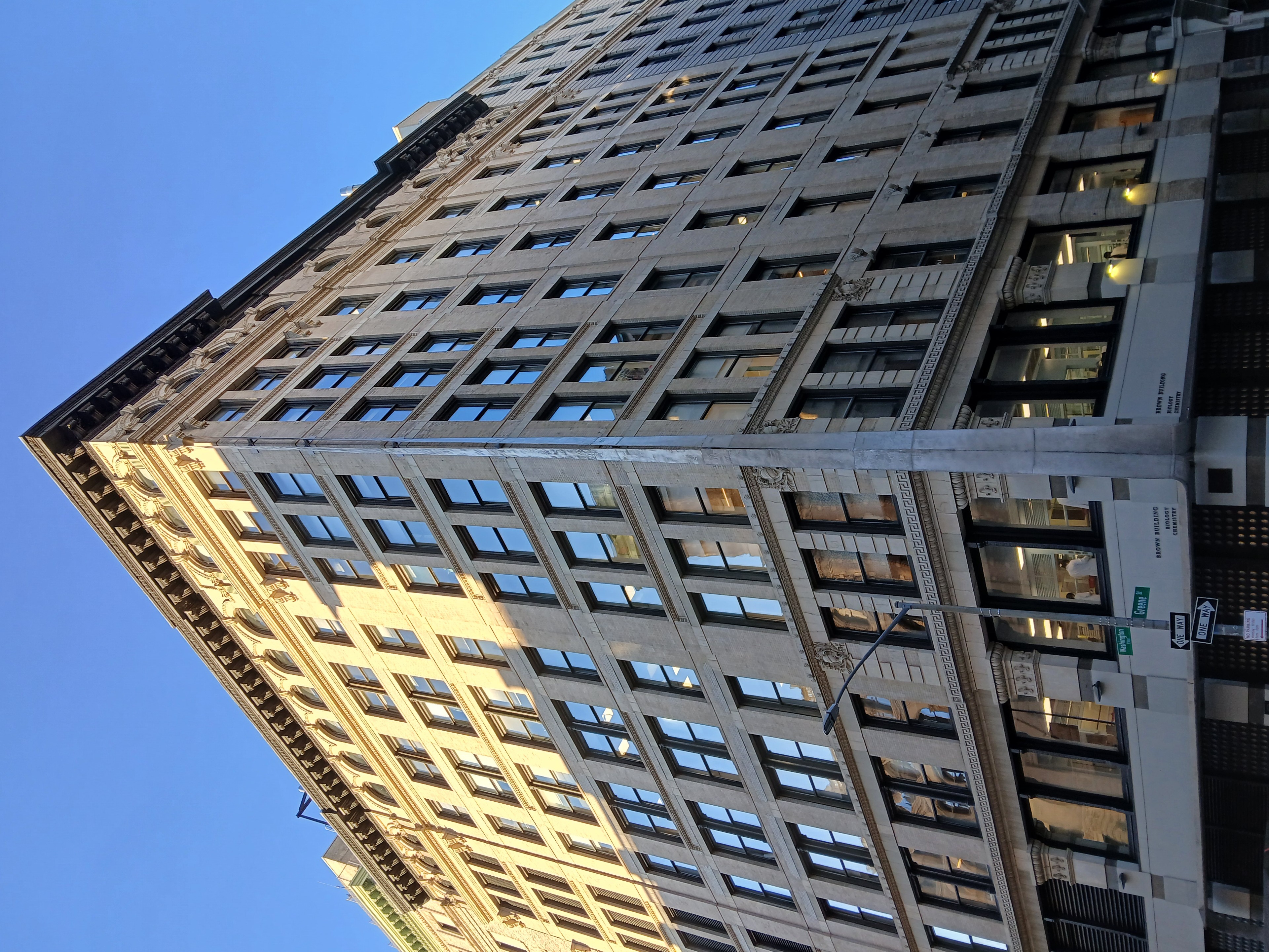 Brown Building 九楼窗户和纪念钢带
