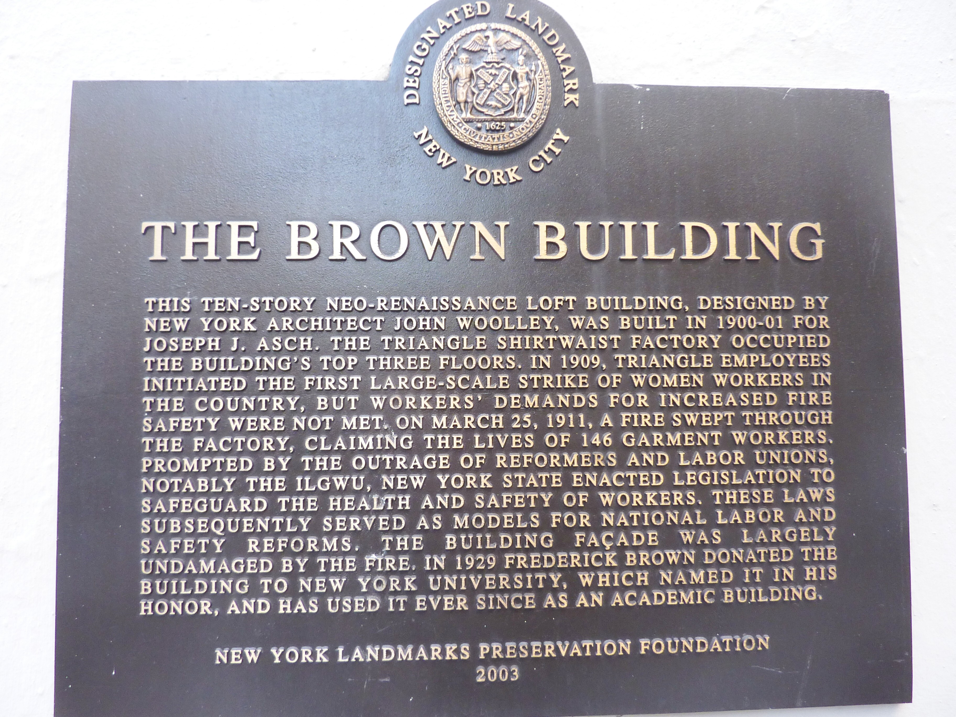 Brown Building 上的工会铜带和地标铭牌