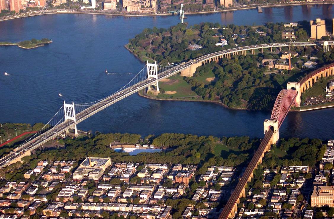 从 Queens 眺望 Triborough 悬索桥和并行 Hell Gate 铁路桥