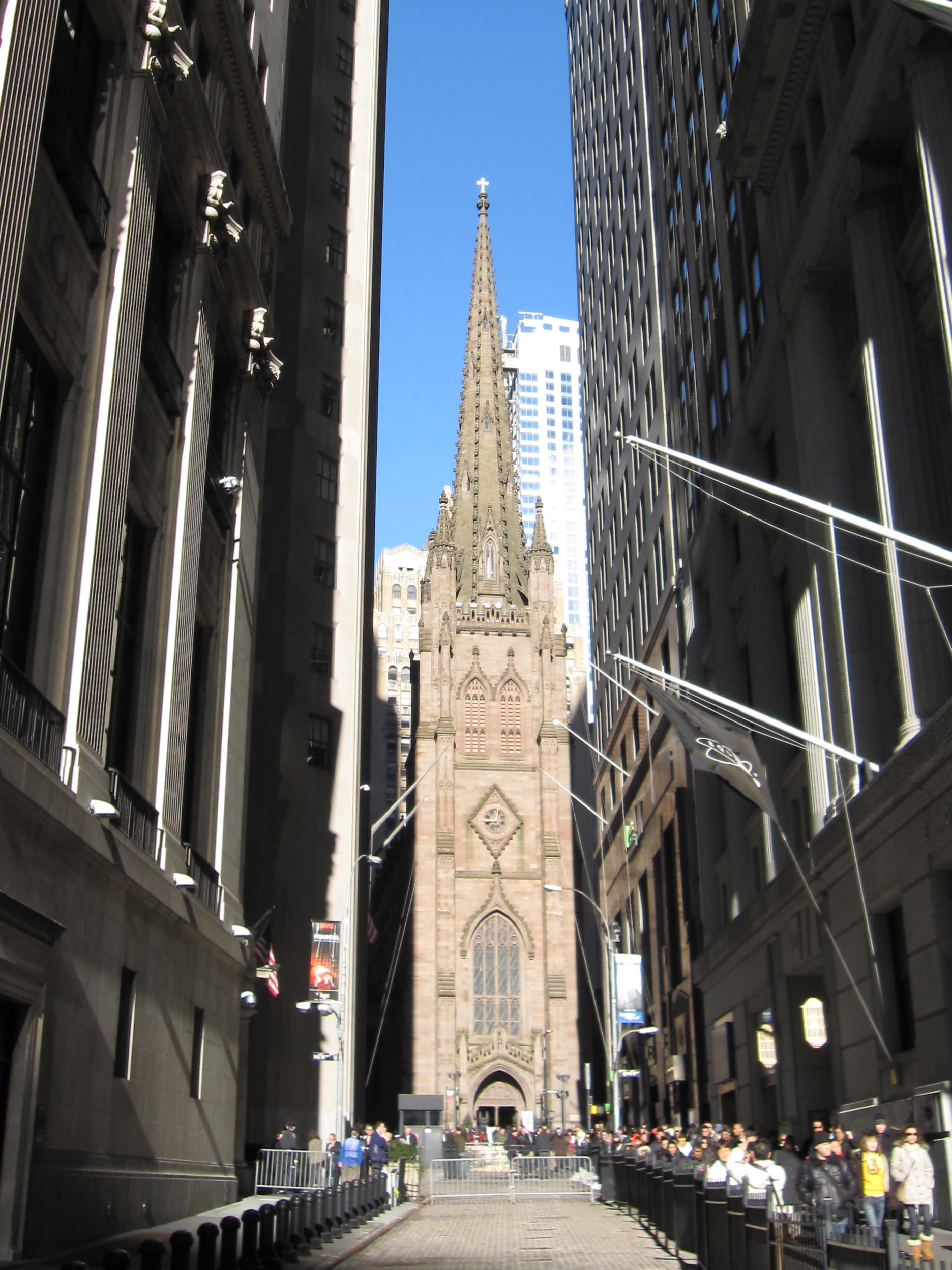 Trinity Church 的 Broadway 正立面和尖顶