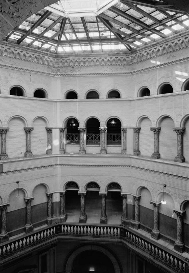 Tweed Courthouse 中央 rotunda 和玻璃天窗