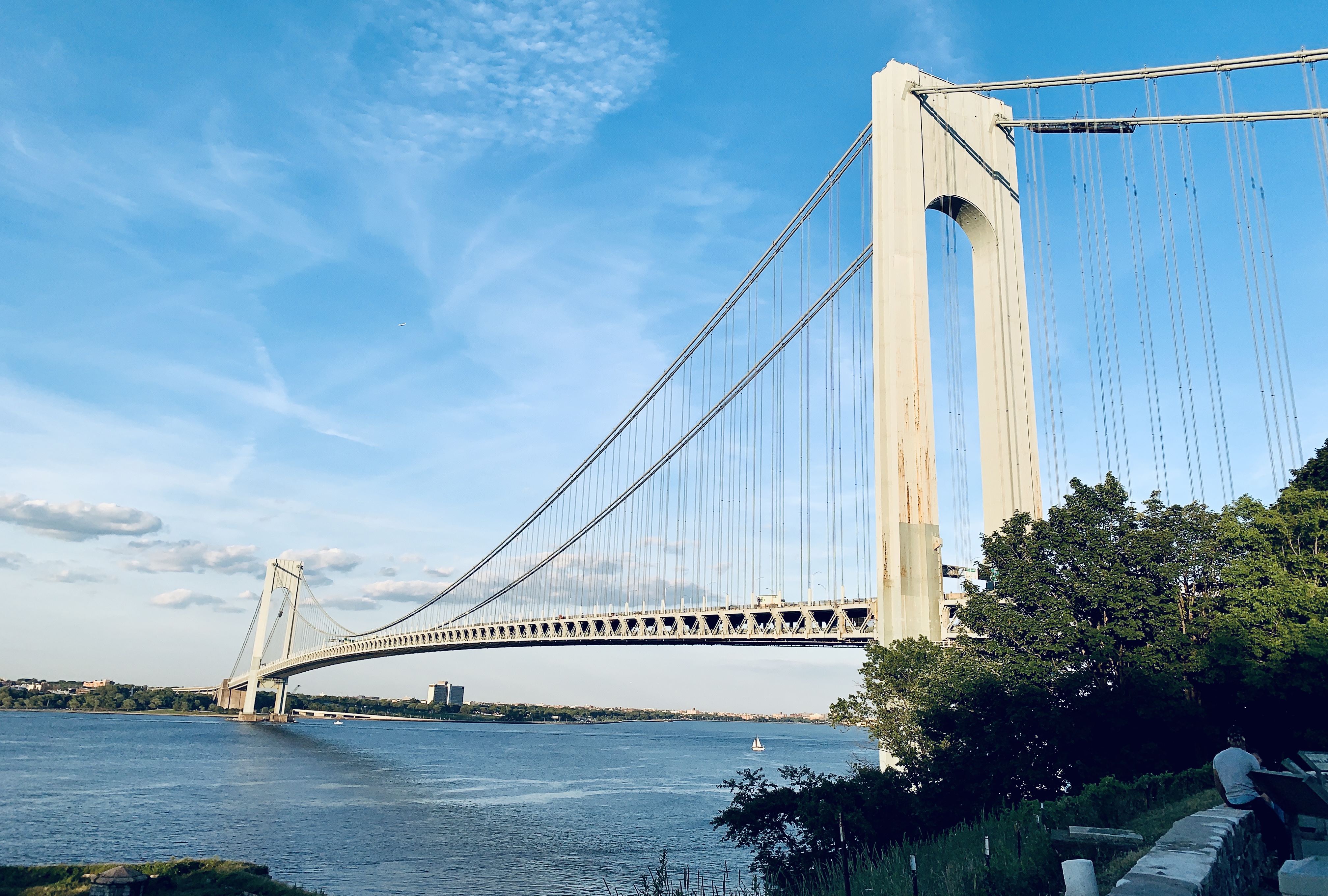 Verrazzano-Narrows Bridge 从 Fort Wadsworth 海岸线看