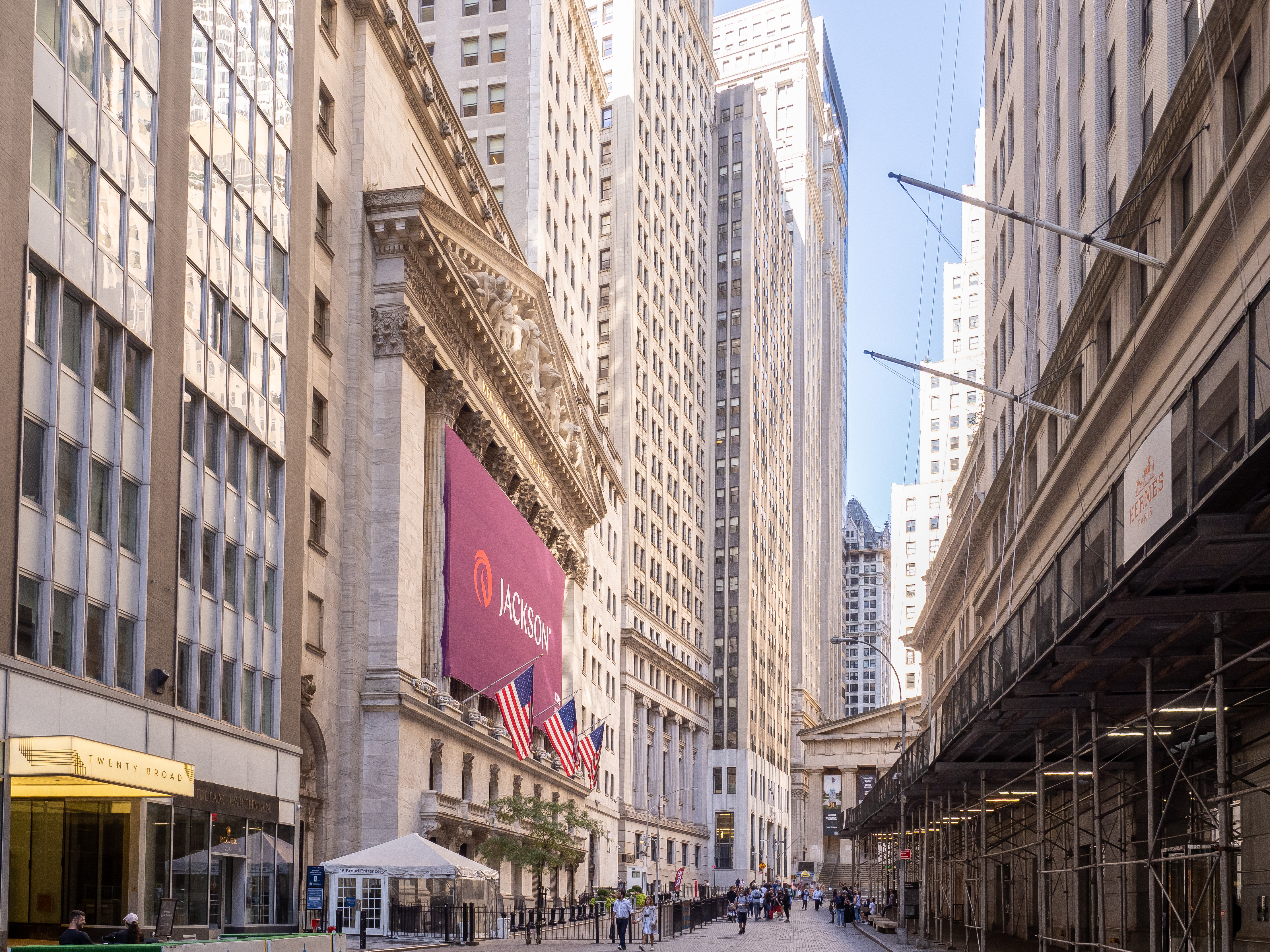 Wall Street 街景：两侧高楼夹出一条狭窄的街道线