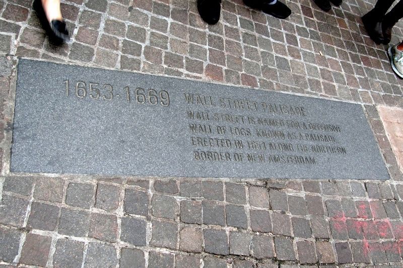 Wall Street Palisade 标牌，嵌在鹅卵石路面中